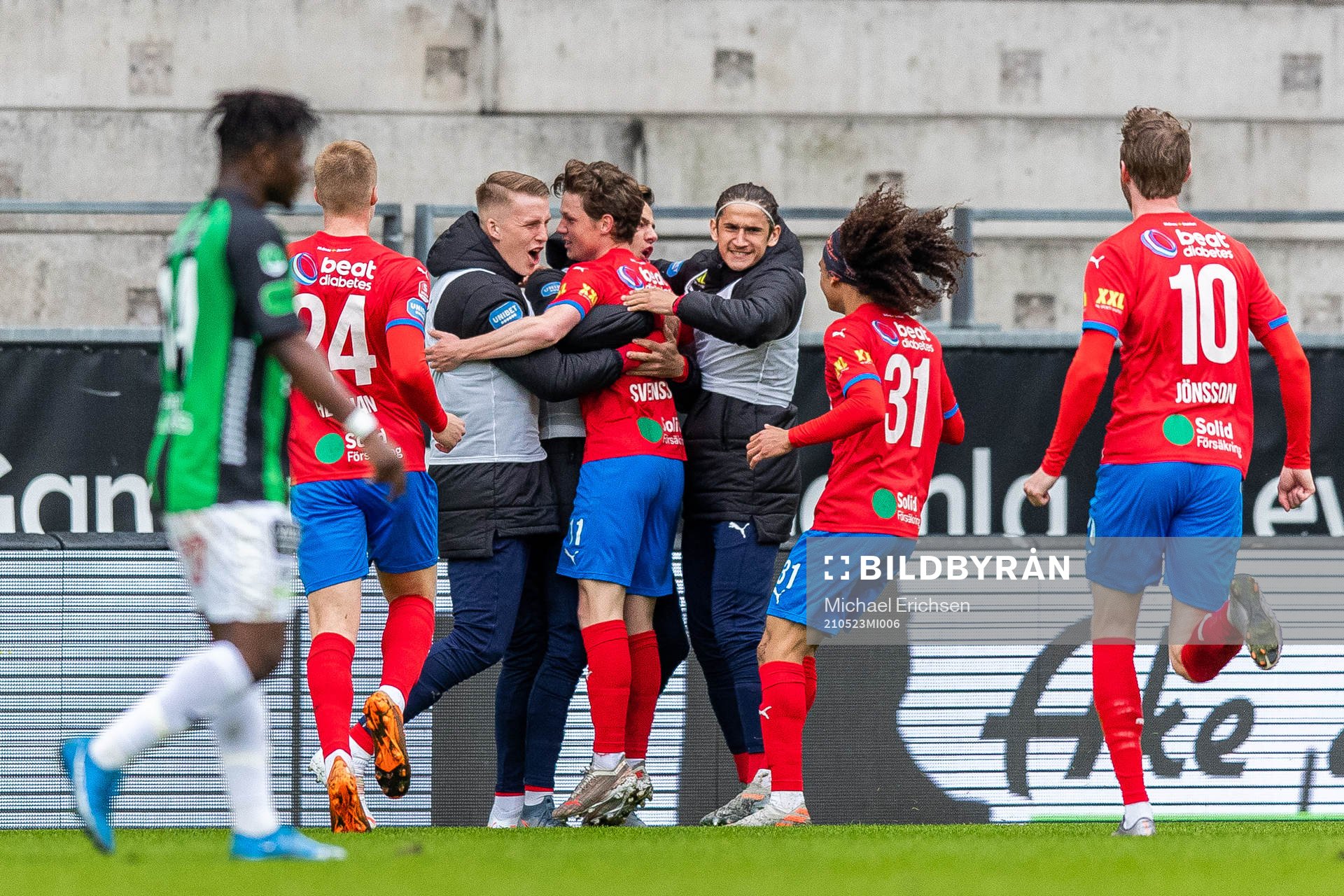 Helsingborgs Max Svensson jublar med lagkamrater