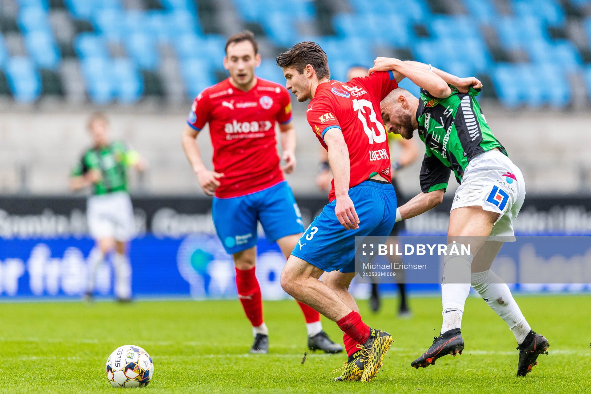 Helsingborgs Wilhelm Loeper och GAIS Malkolm Moenza i kamp
