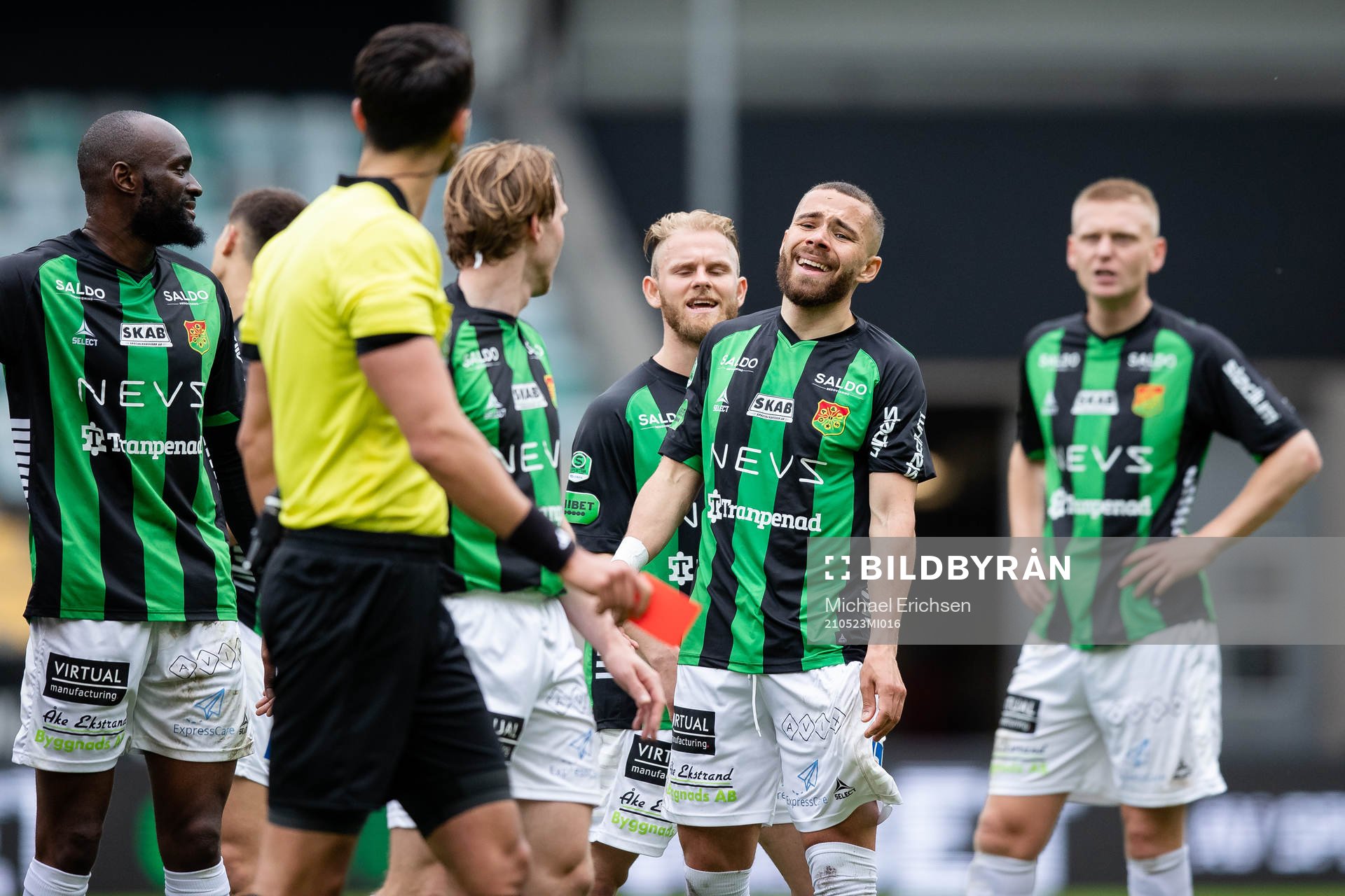 Domare Adi Aganovic tar upp det röda kortet till GAIS