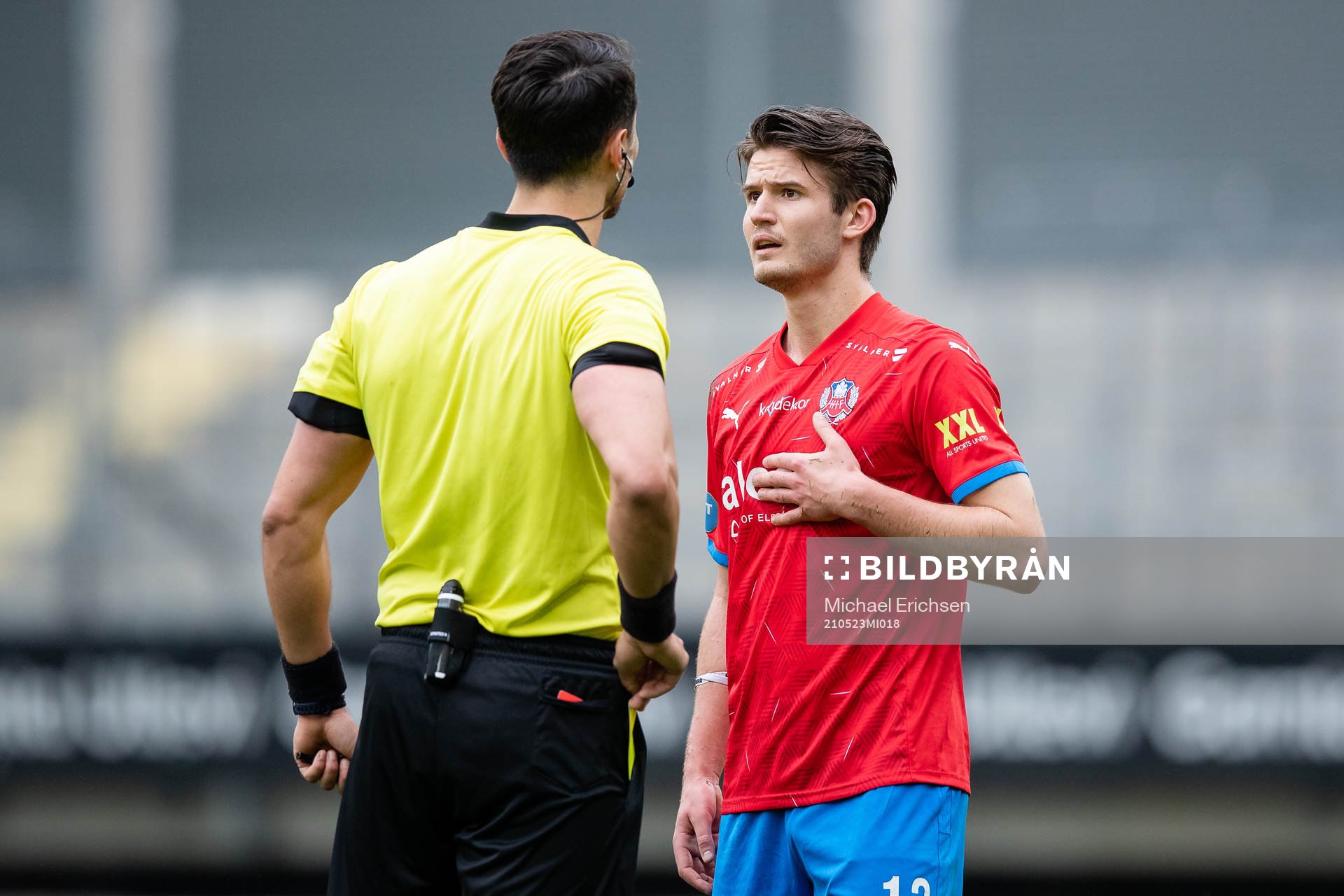 Domare Adi Aganovic ger Helsingborgs Wilhelm Loeper en