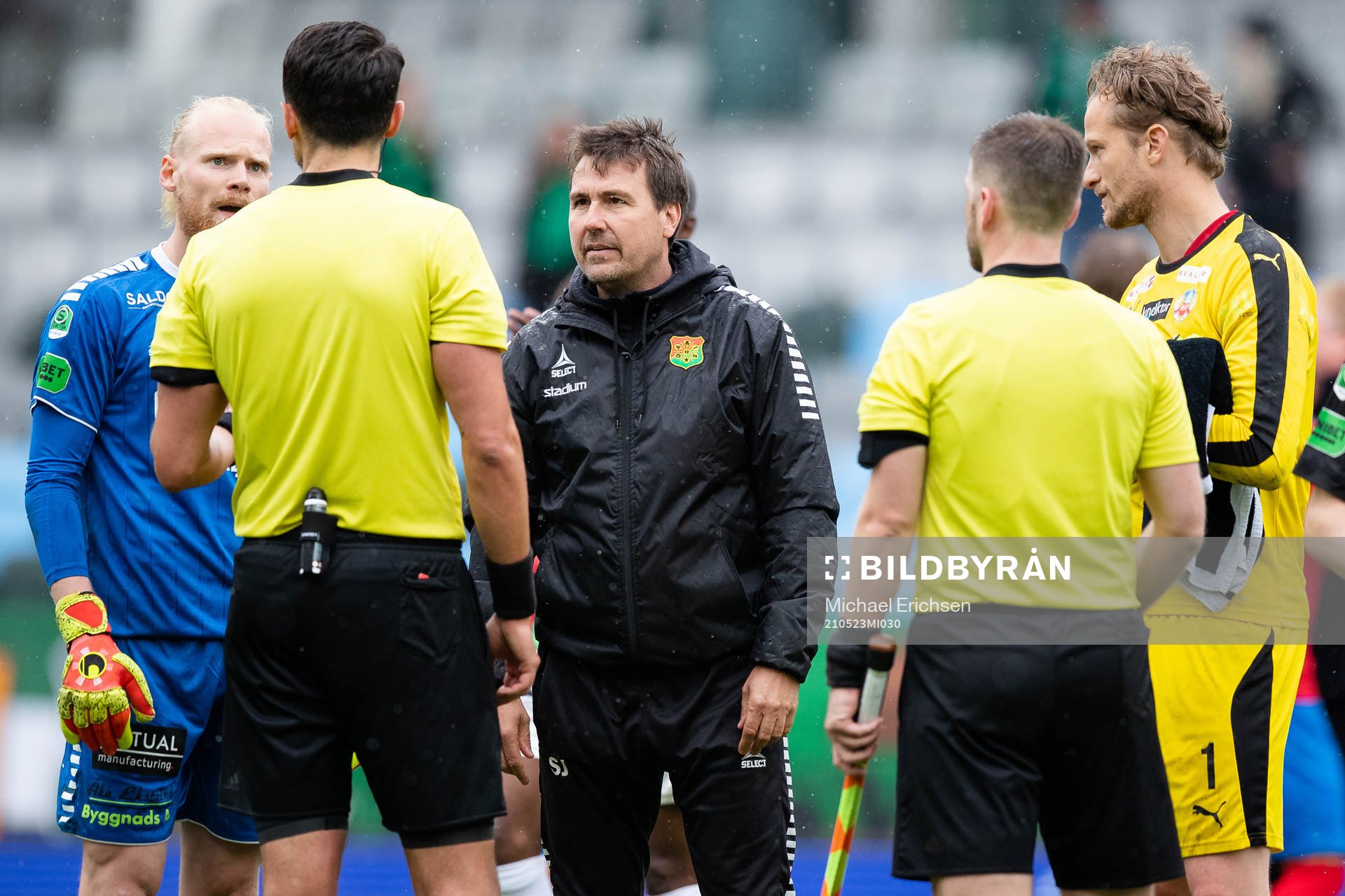 GAIS tränare Stefan Jacobsson pratar med domarna