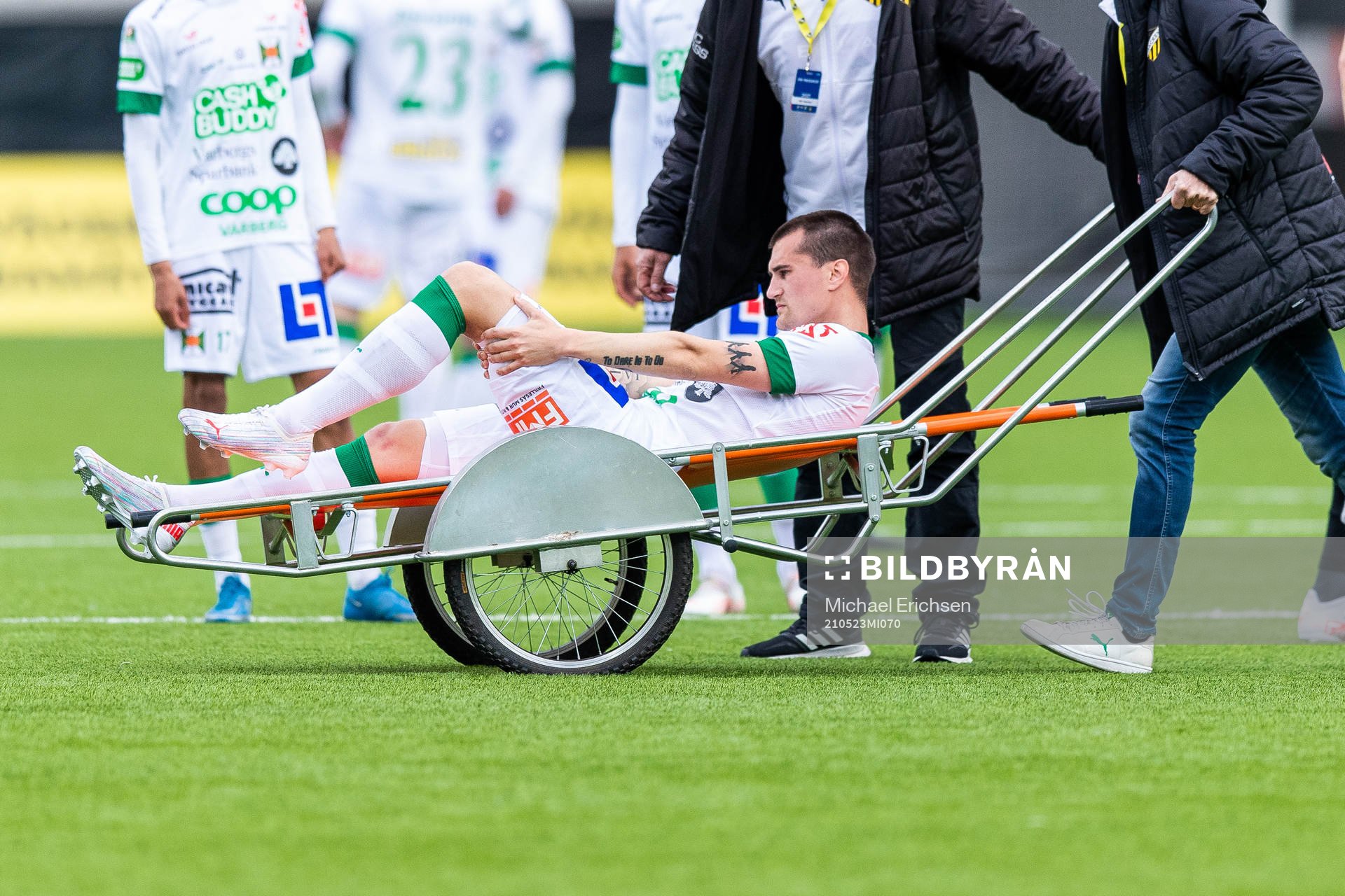 Varbergs Jon Birkfeldt rullas ut på bår skadad