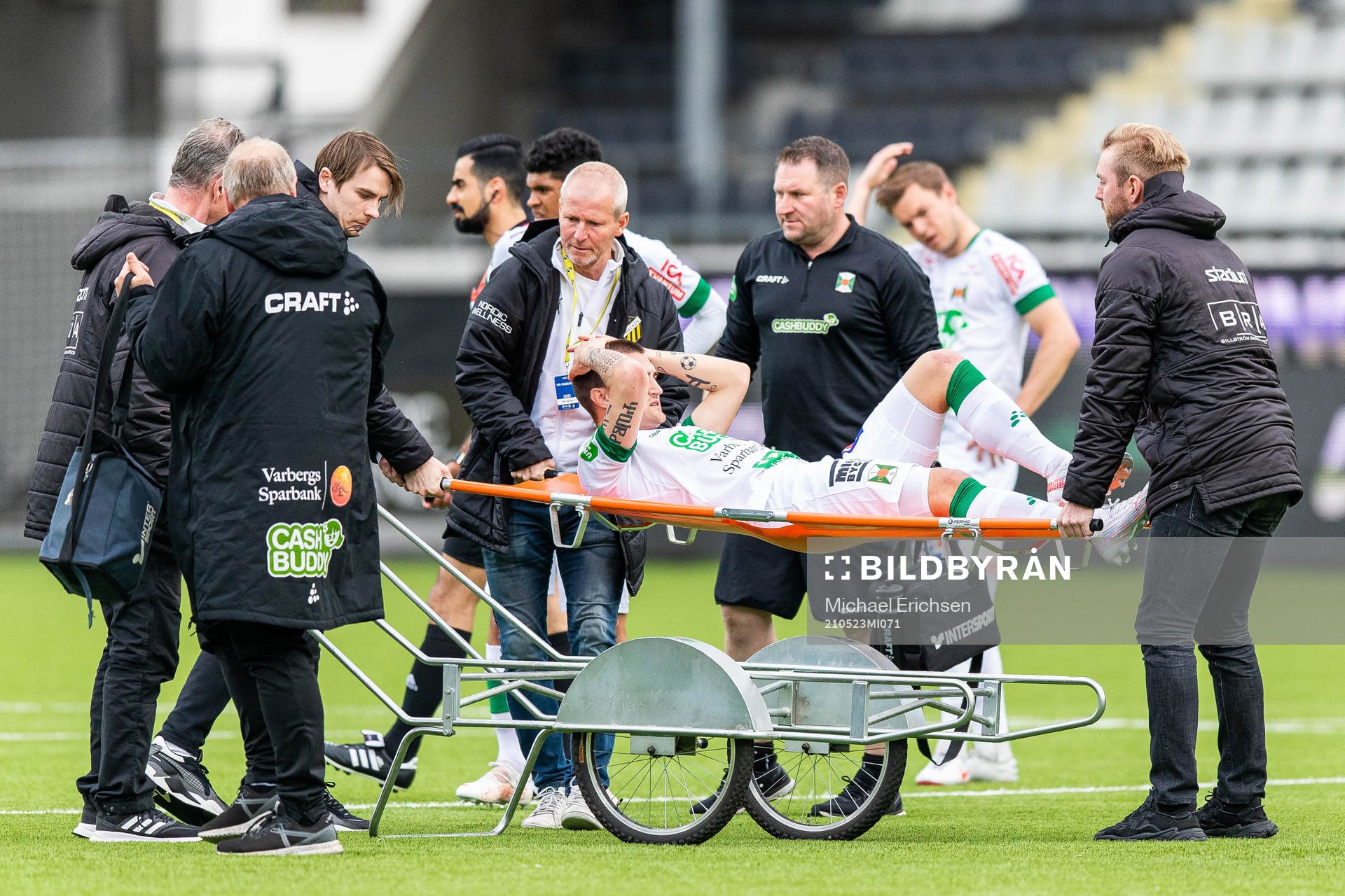 Varbergs Jon Birkfeldt rullas ut på bår skadad