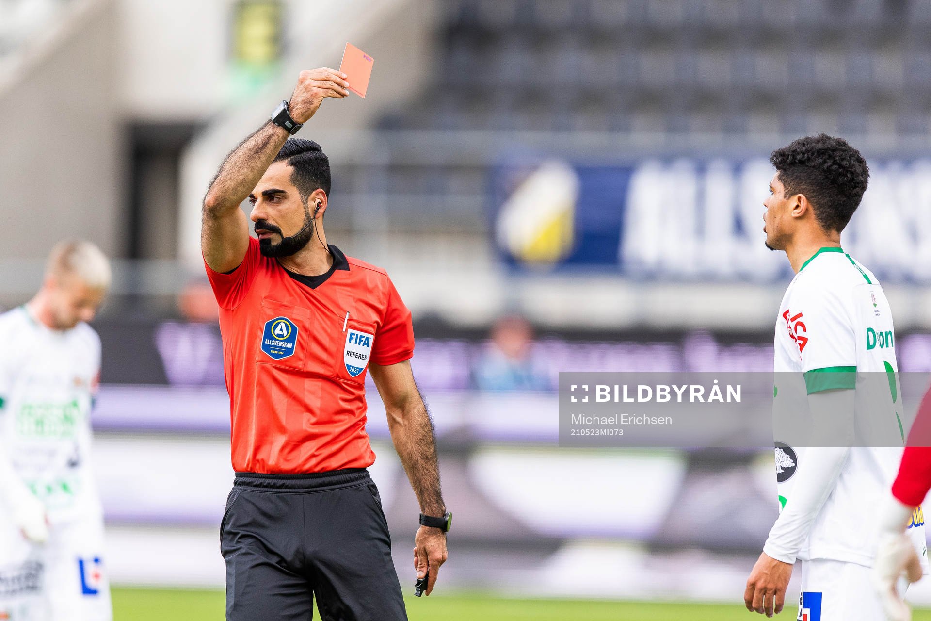 Domare Mohammed Al-Hakim ger rött kort till Varbergs Luke