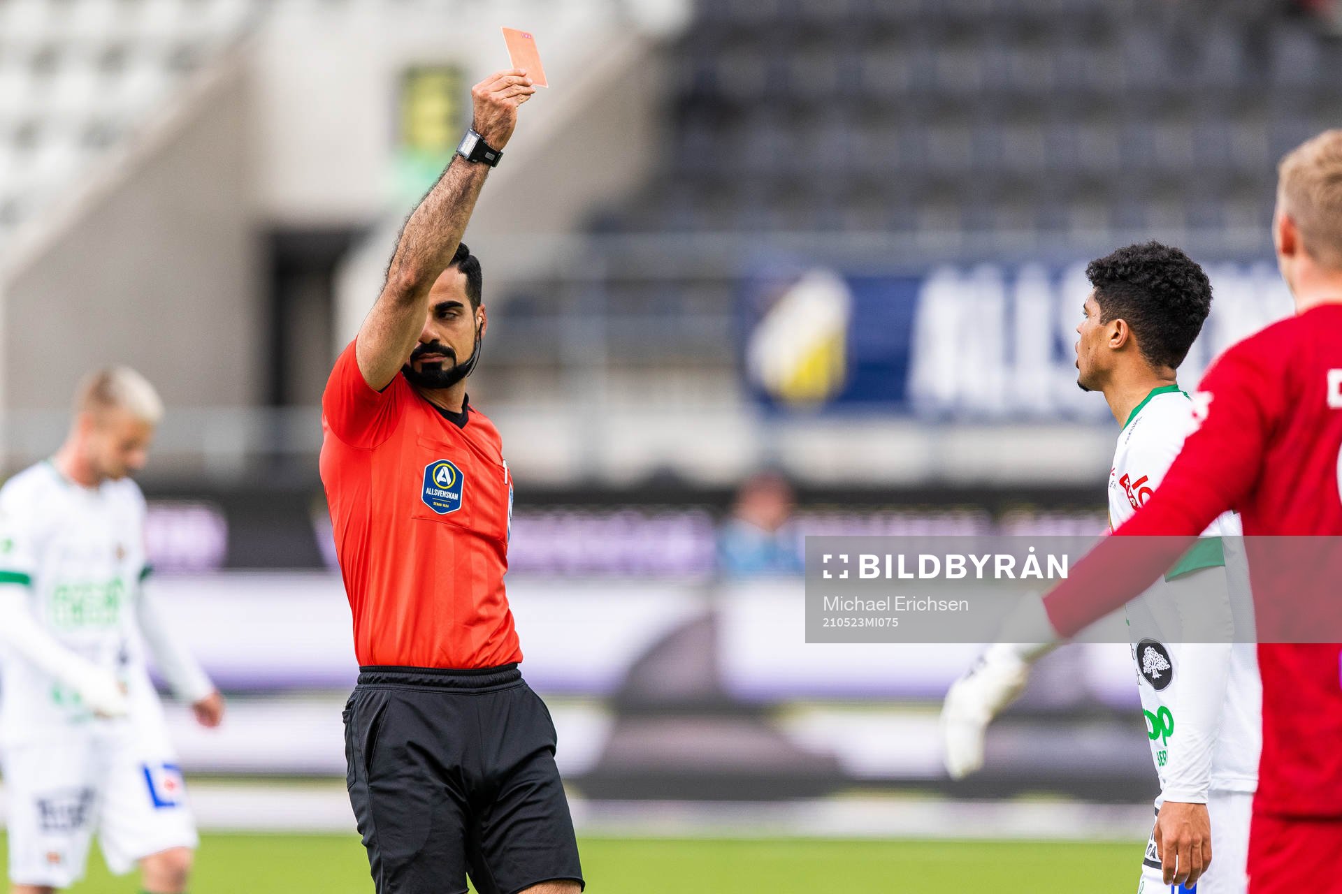 Domare Mohammed Al-Hakim ger rött kort till Varbergs Luke