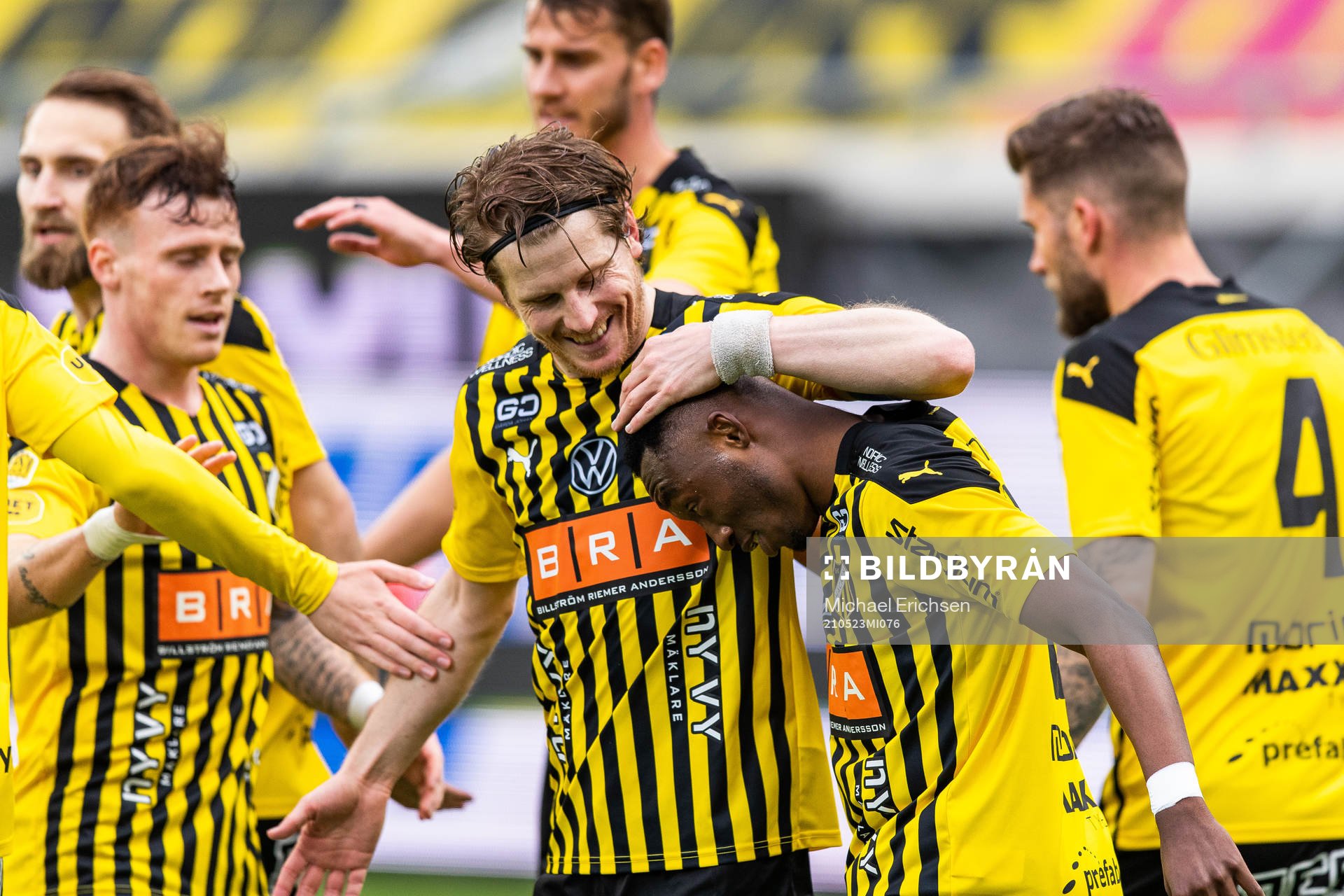 Häckens Erik Friberg jublar med Benie Adama Traore