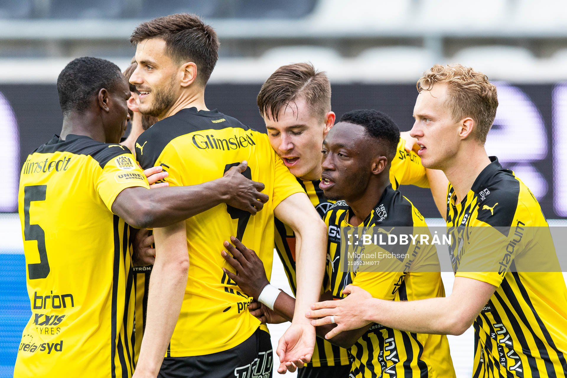 Häckens Benie Adama Traore jublar med lagkamrater
