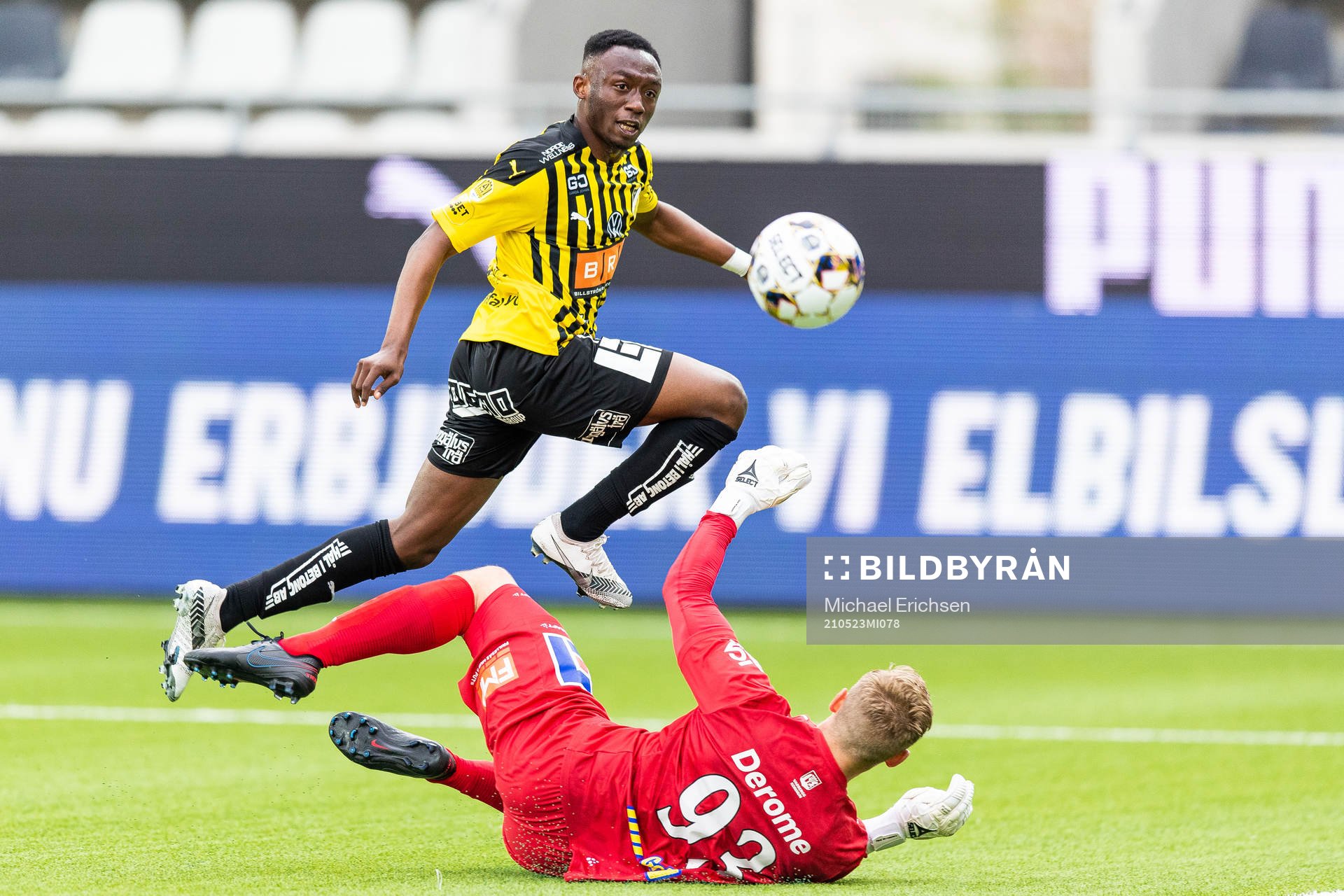 Häckens Benie Adama Traore gör 1-0 på Varbergs Philip