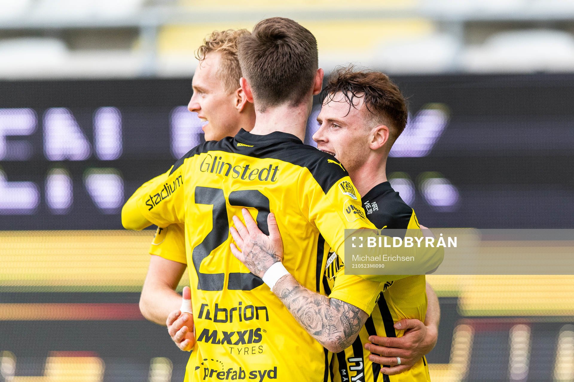 Häckens Tobias Heintz jublar med Gustav Berggren och