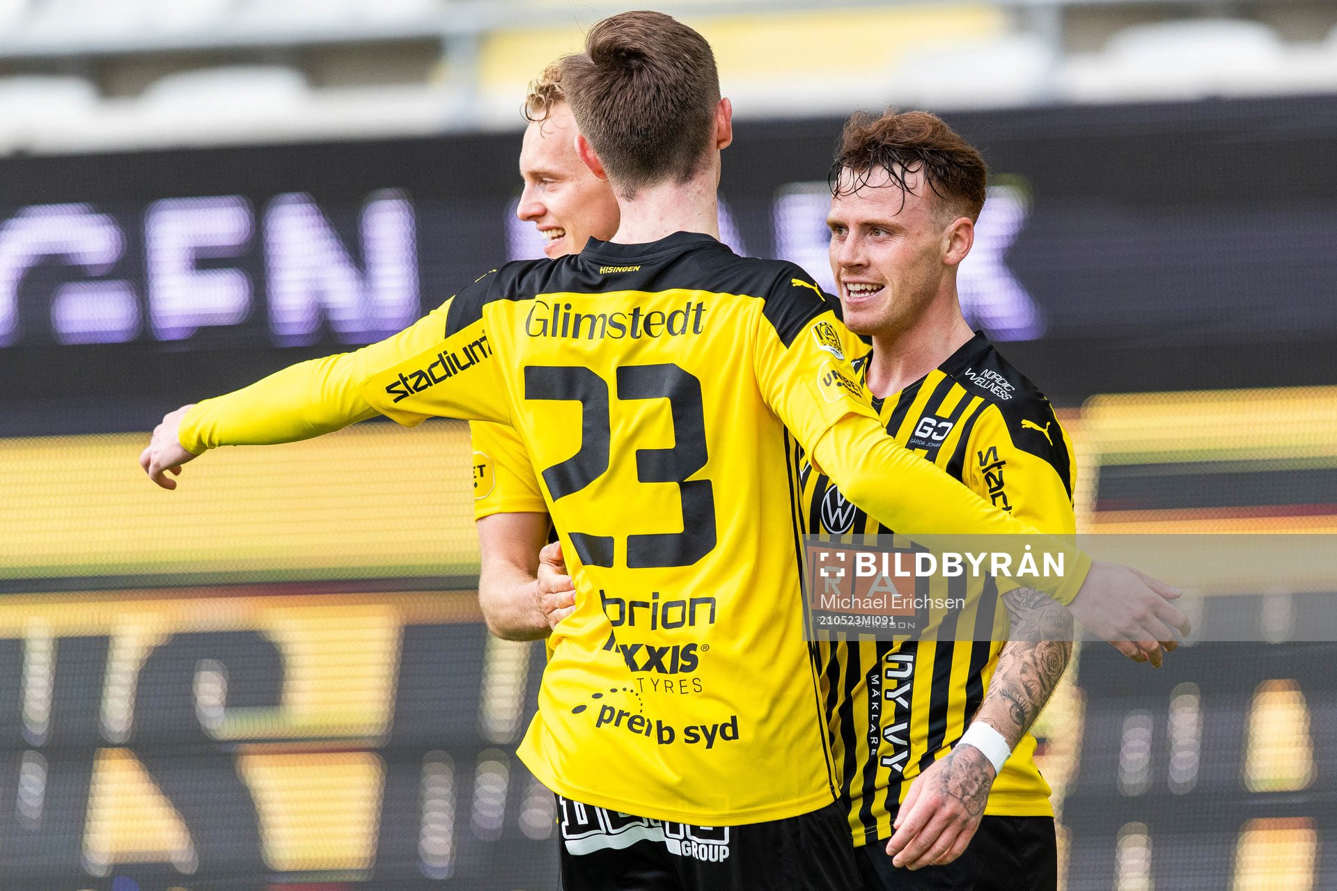 Häckens Tobias Heintz jublar med Gustav Berggren och