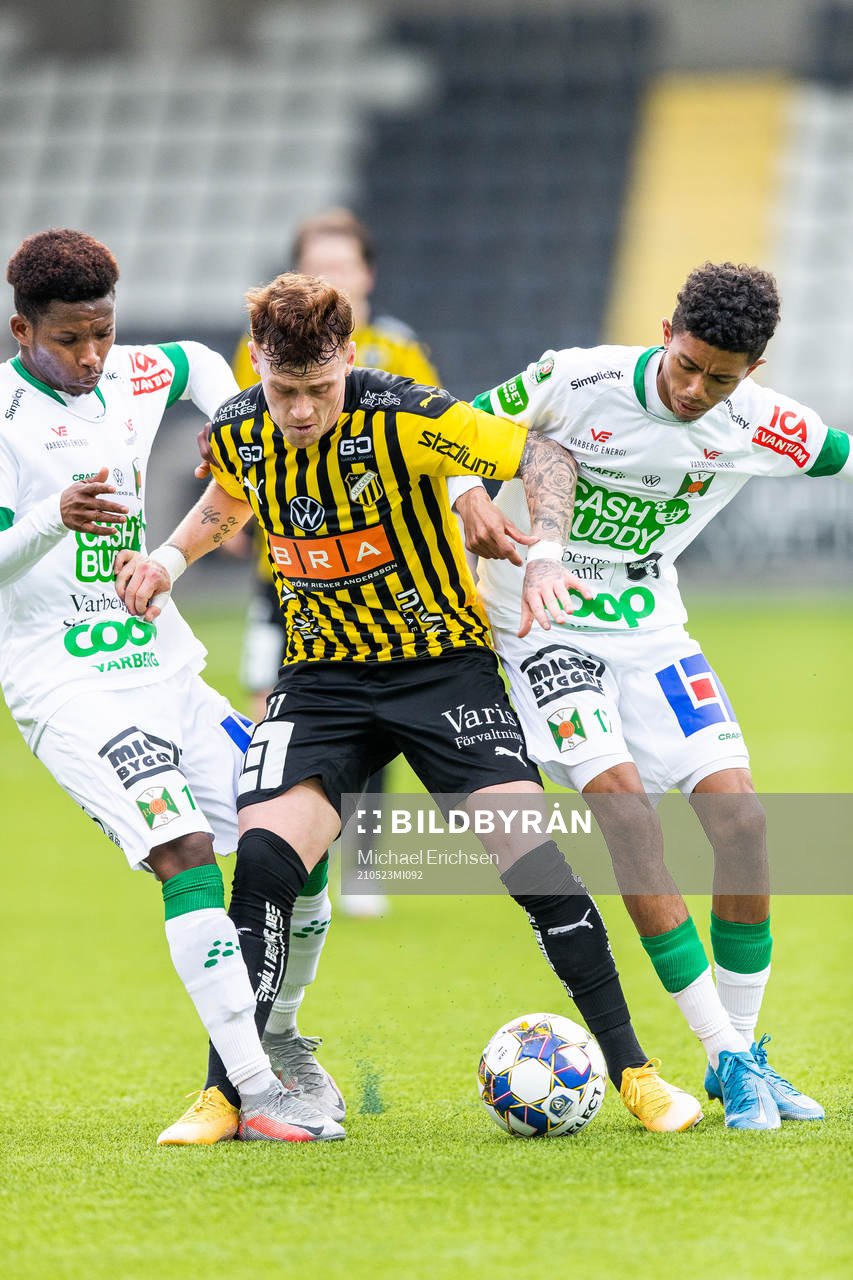 Varbergs Tashreeq Matthews och Adama Fofana i kamp om