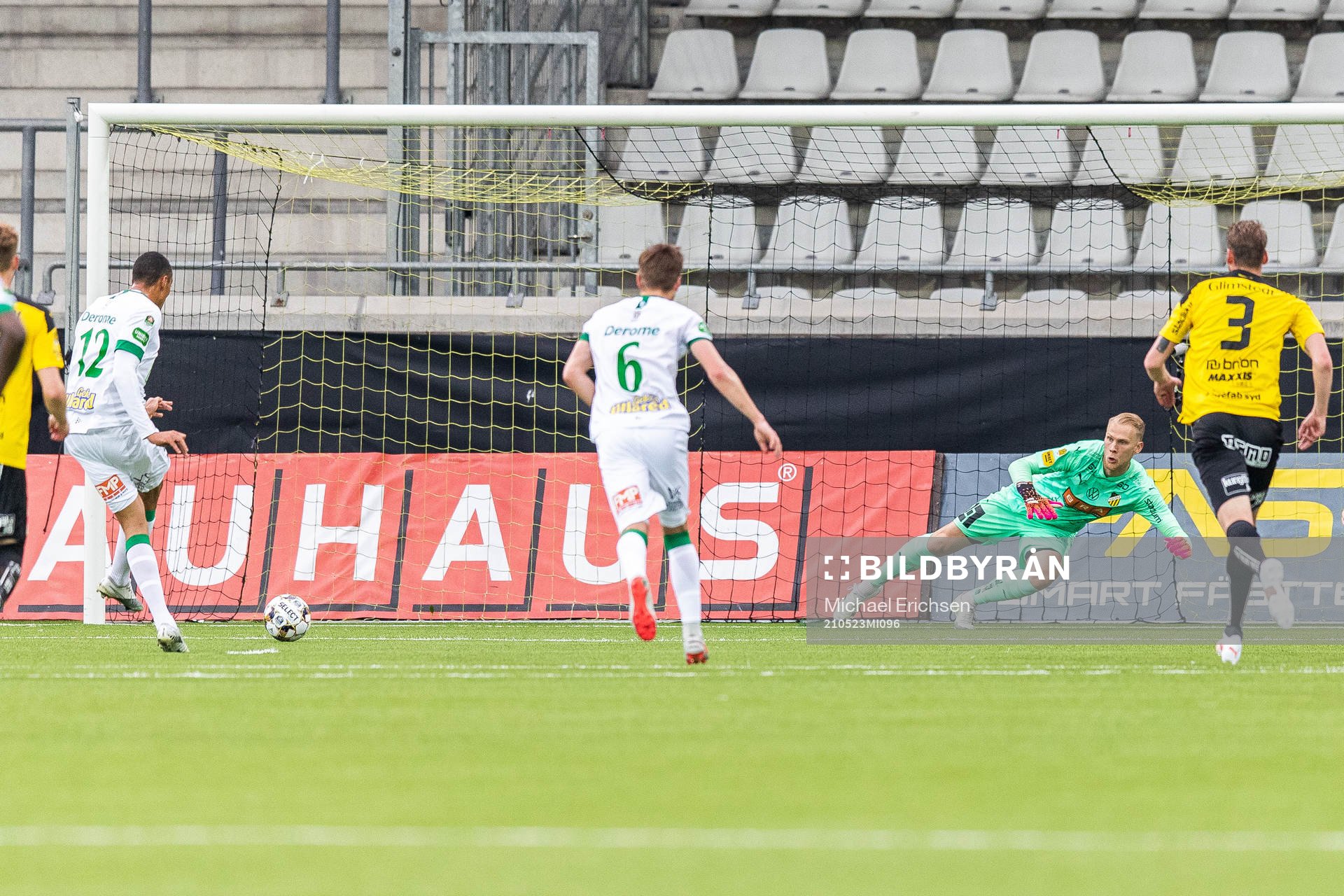 Varbergs Simon Karlsson Adjei redcuerar till 1-3 på straff