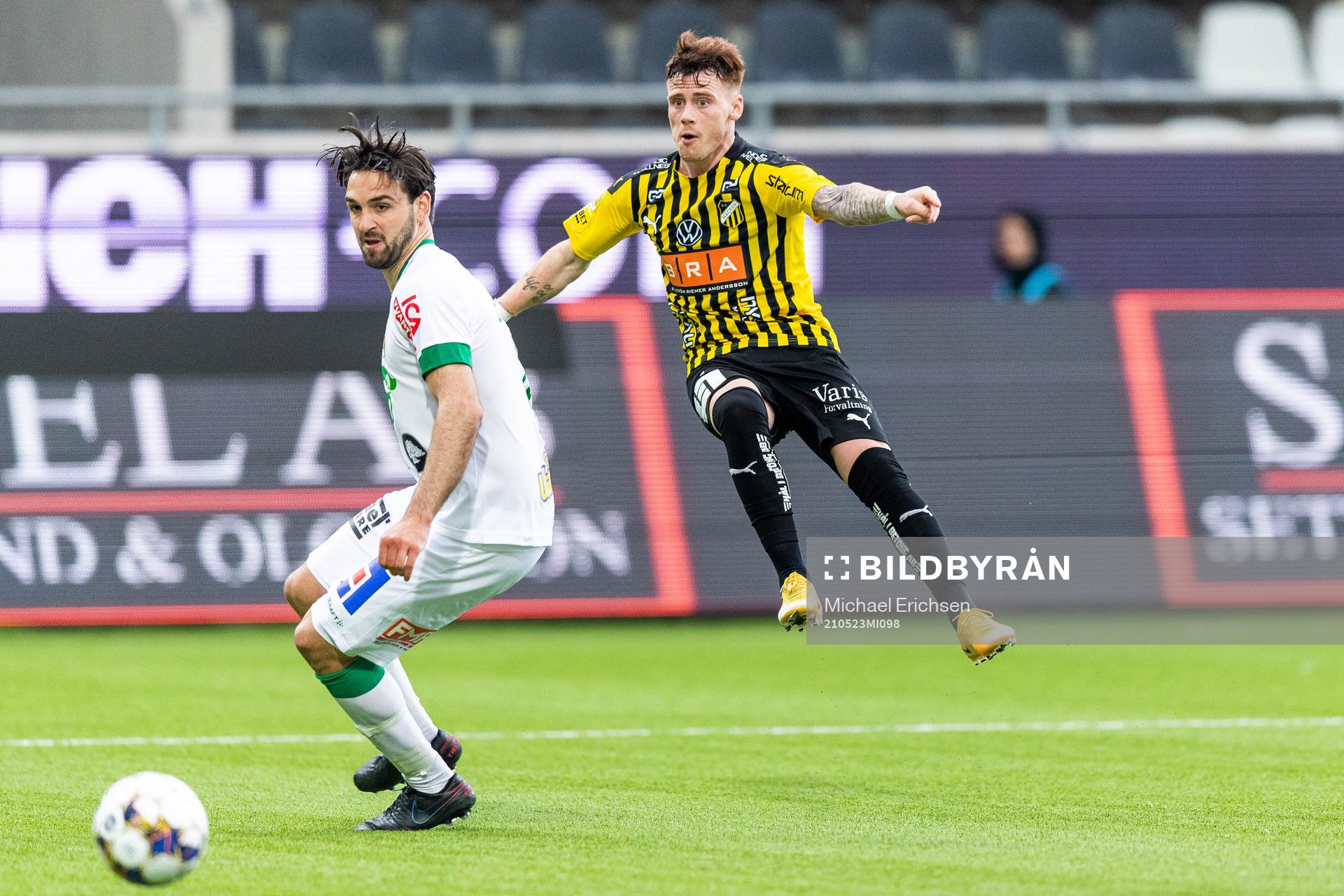 Häckens Tobias Heintz skjuter förbi Varbergs Oliver