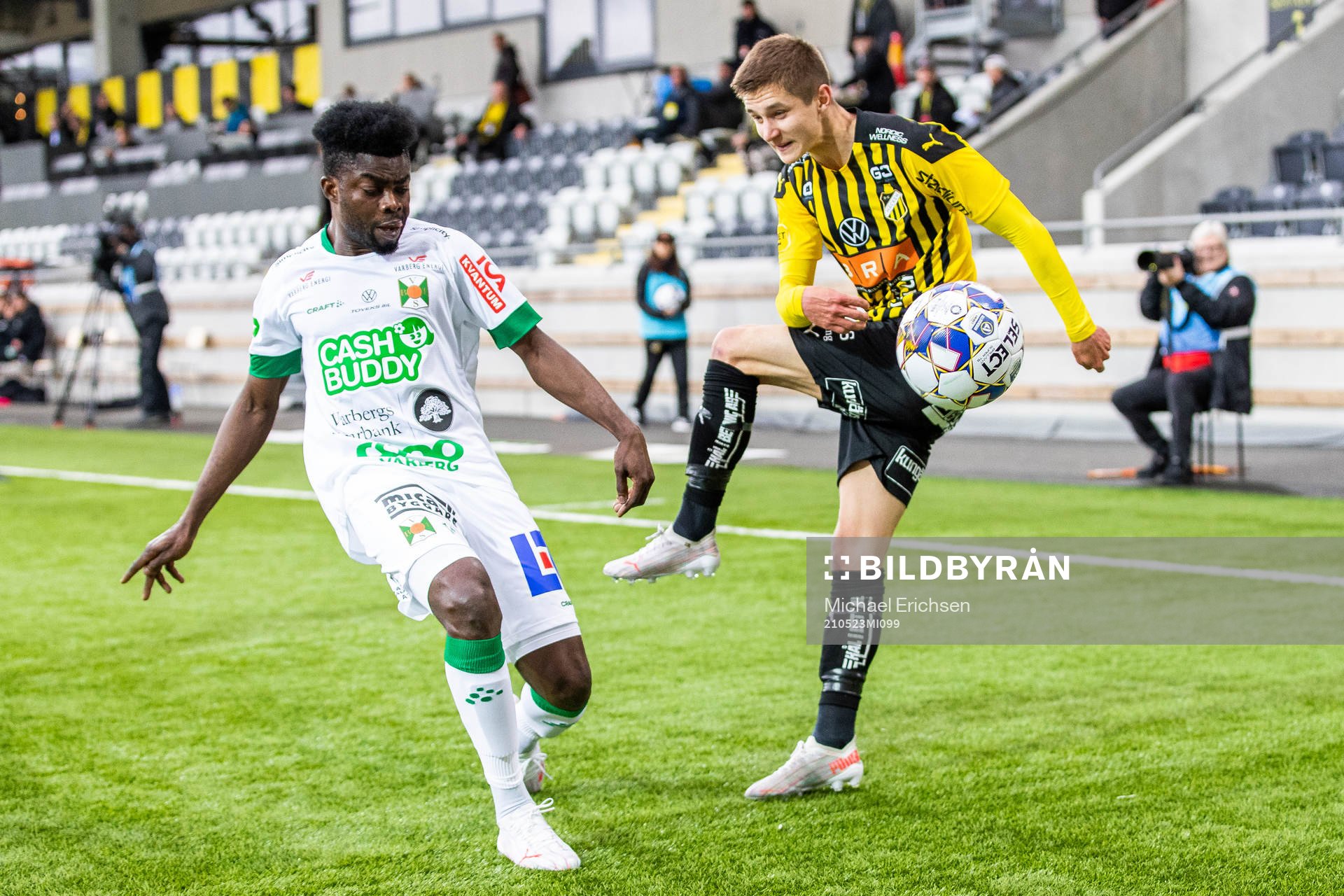 Varbergs Gideon Mensah och Häckens Leo Bengtsson