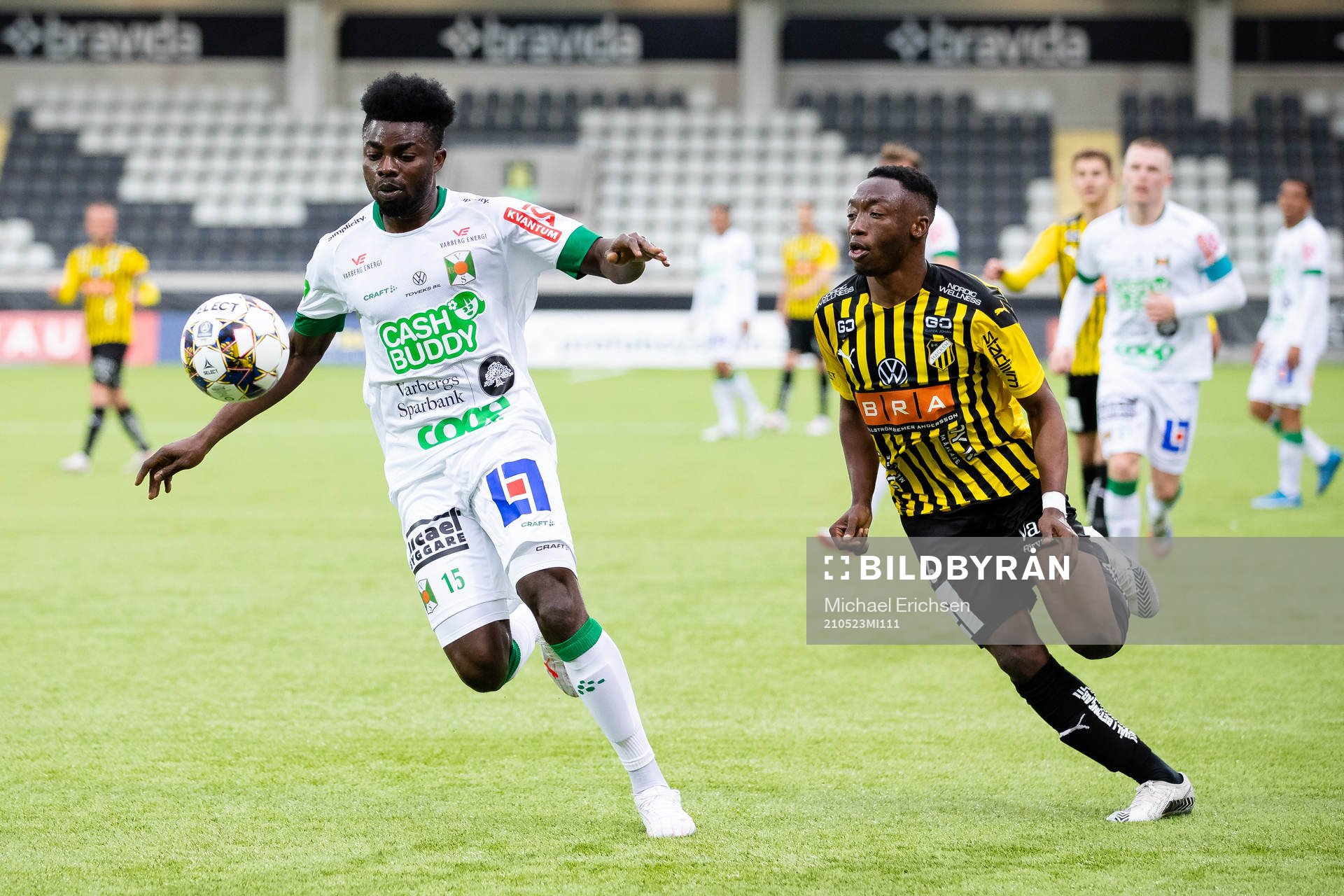 Varbergs Oliver Stanisic och Häckens Benie Adama Traore
