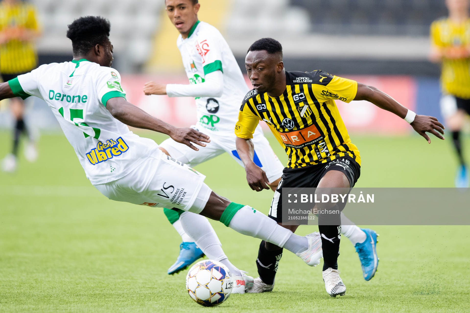 Varbergs Gideon Mensah tacklar Häckens Benie Adama Traore