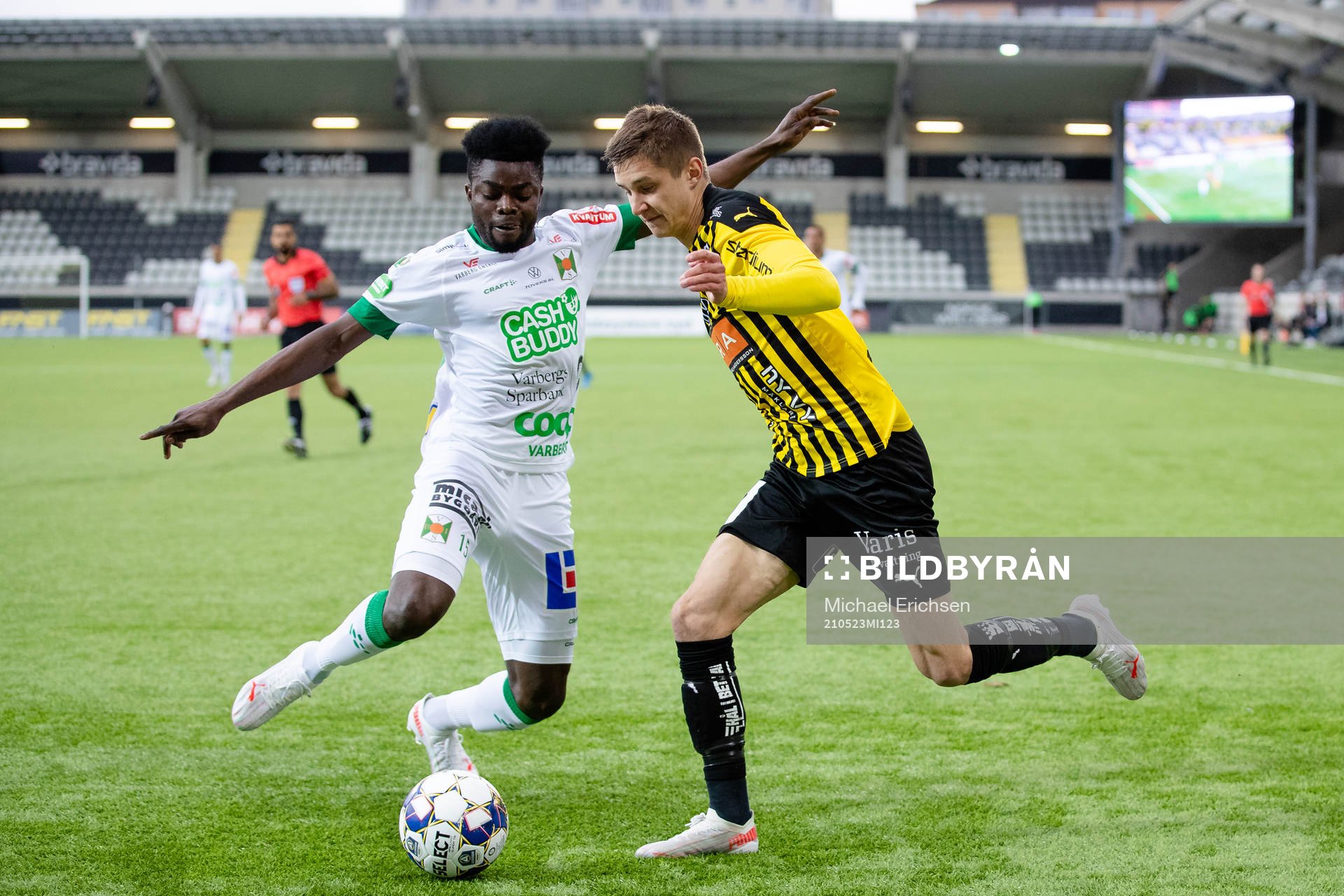Varbergs Gideon Mensah och Häckens Leo Bengtsson