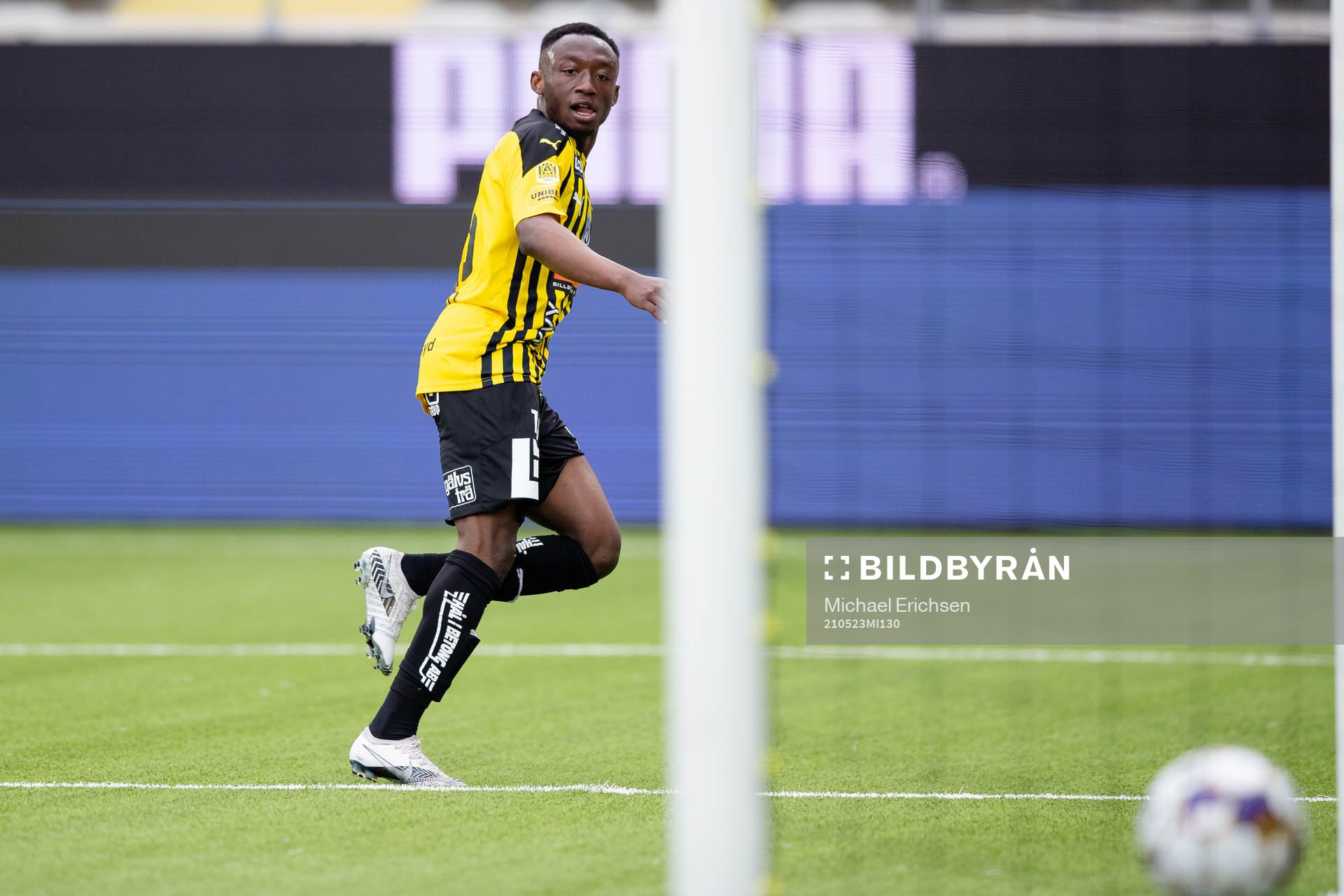 Häckens Benie Adama Traore ser bollen gå in i målet till