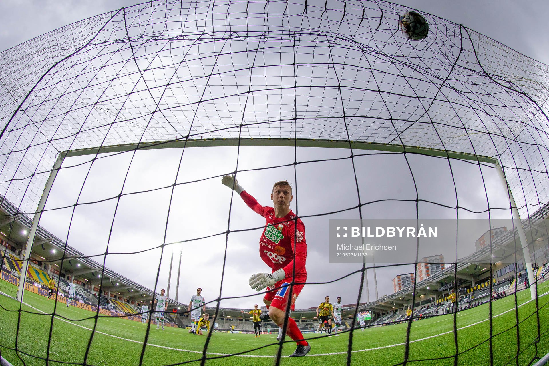 Varbergs målvakt Philip Mårtensson med en räddning
