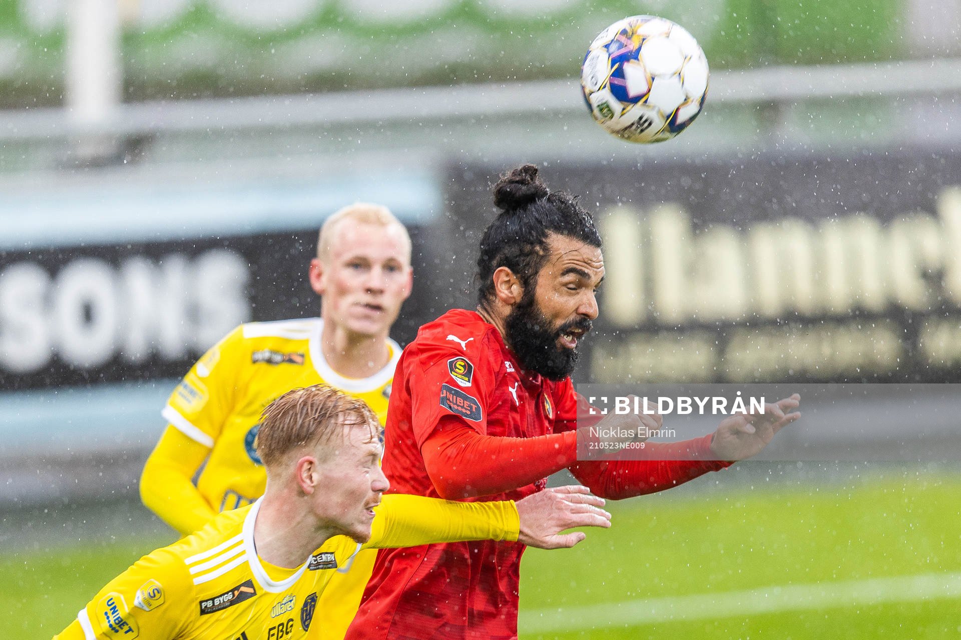 Falkenbergs Linus Borgström och Vasalunds Peshraw Azizi