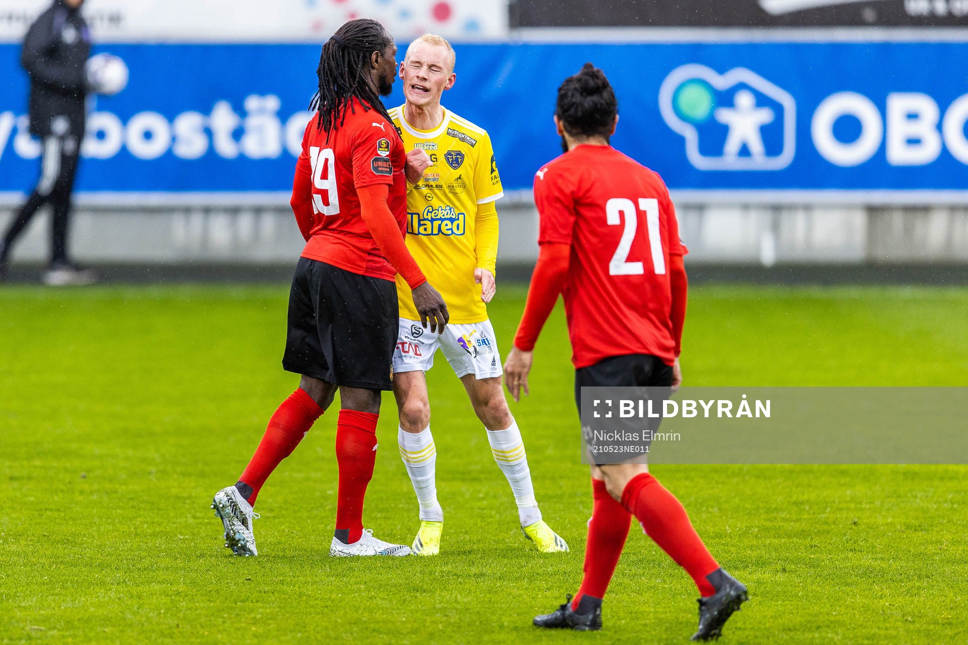 Vasalunds Kebba Ceesay och Falkenbergs Adam Bergmark Wiberg