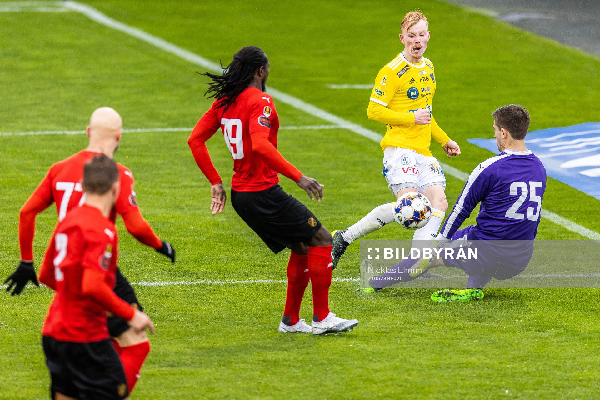 Falkenbergs Linus Borgström oroar framför Kebba Ceesay