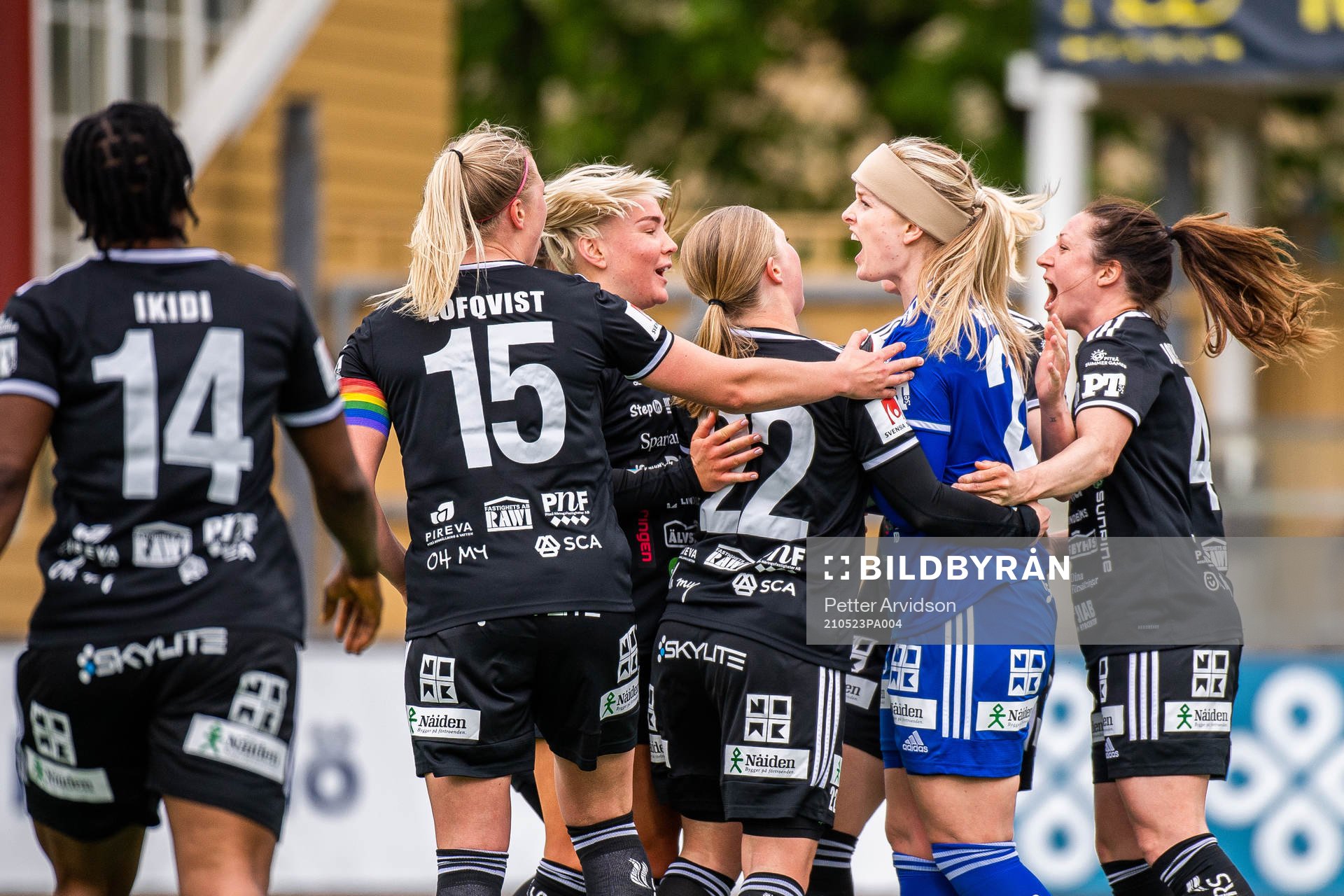 Piteås målvakt Guro Pettersen jublar med lagkamrater