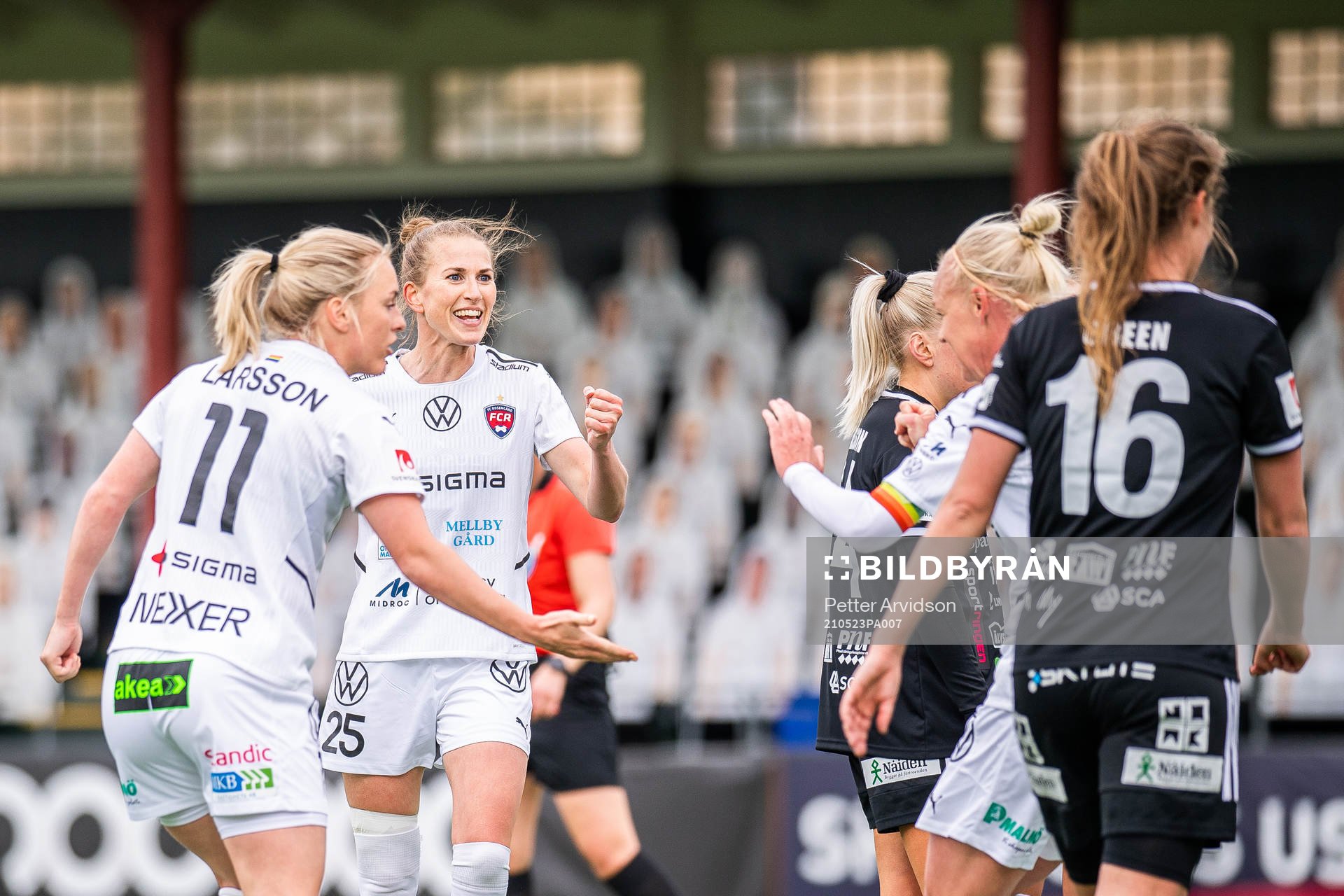 Rosengårds Mimmi Larsson och Emma Berglund jublar med