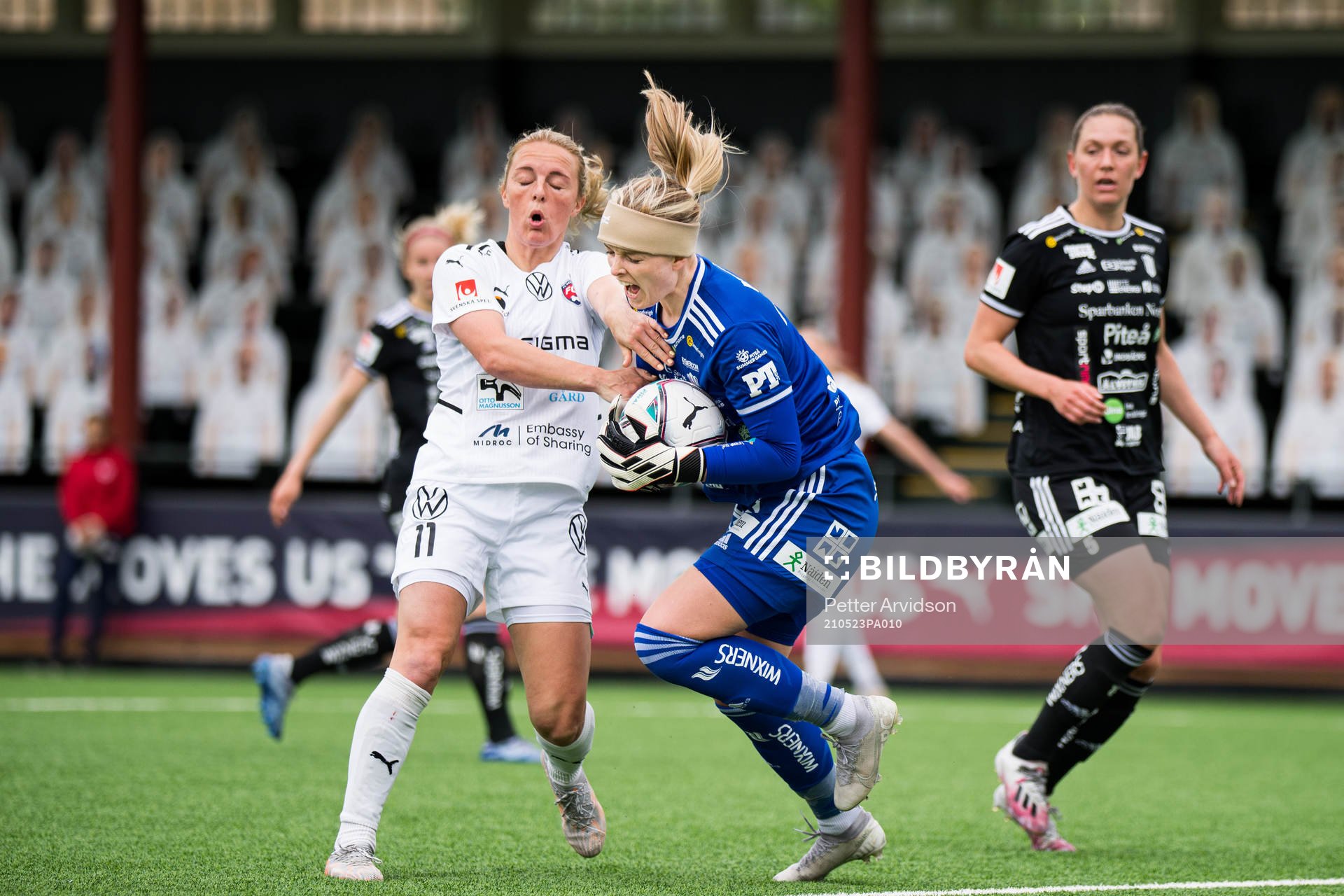 Rosengårds Mimmi Larsson och Piteås målvakt Guro