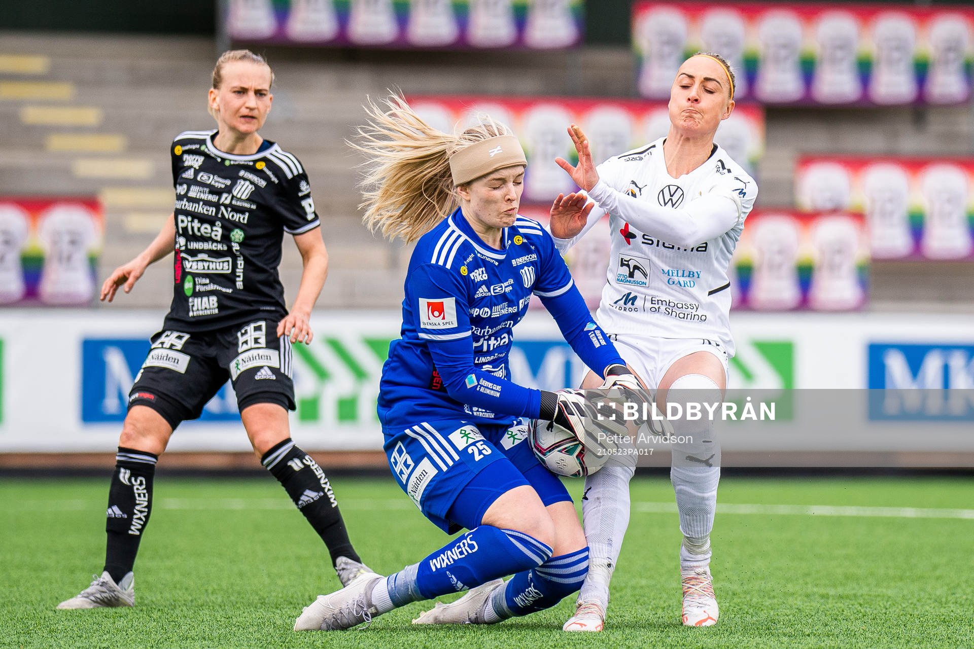 Piteås målvakt Guro Pettersen kolliderar med Rosengårds