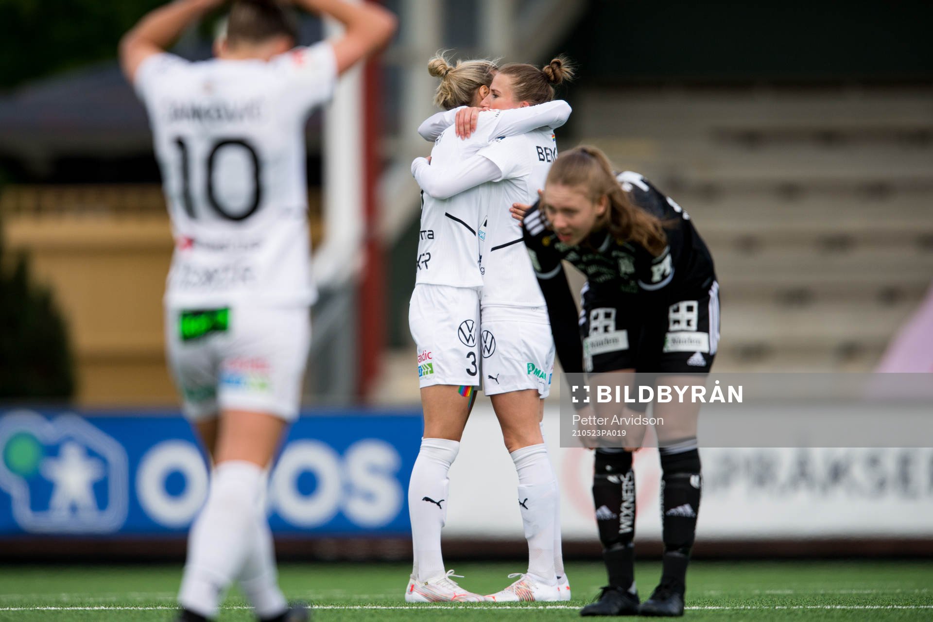 Rosengårds Nathalie Björn och Emma Berglund jublar