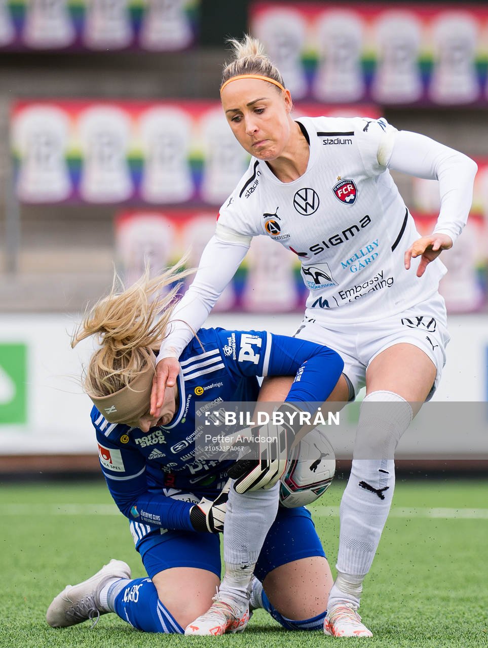 Piteås målvakt Guro Pettersen kolliderar med Rosengårds