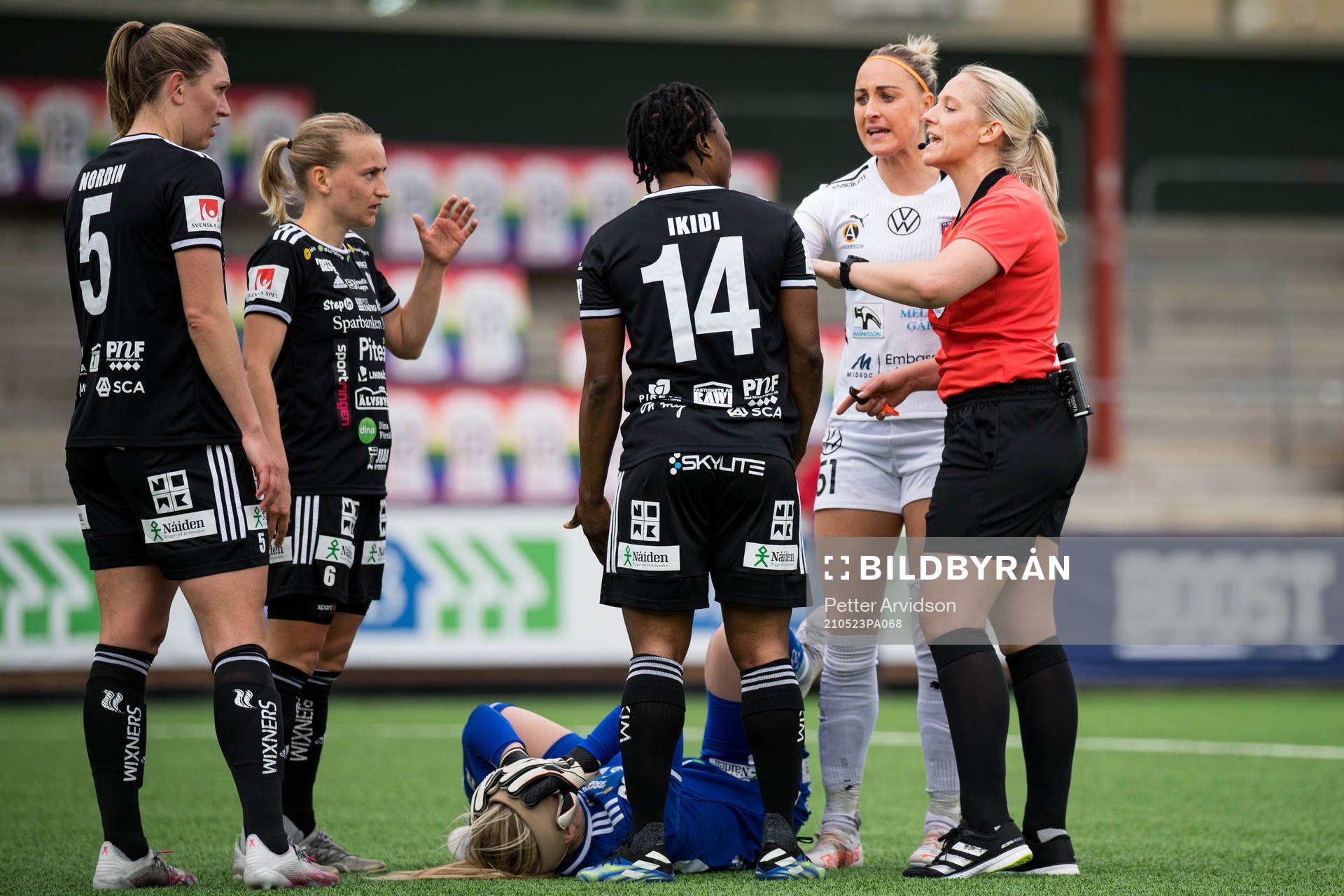 Domare Sandra Österberg lugnar ner Piteås Faith Ikidi