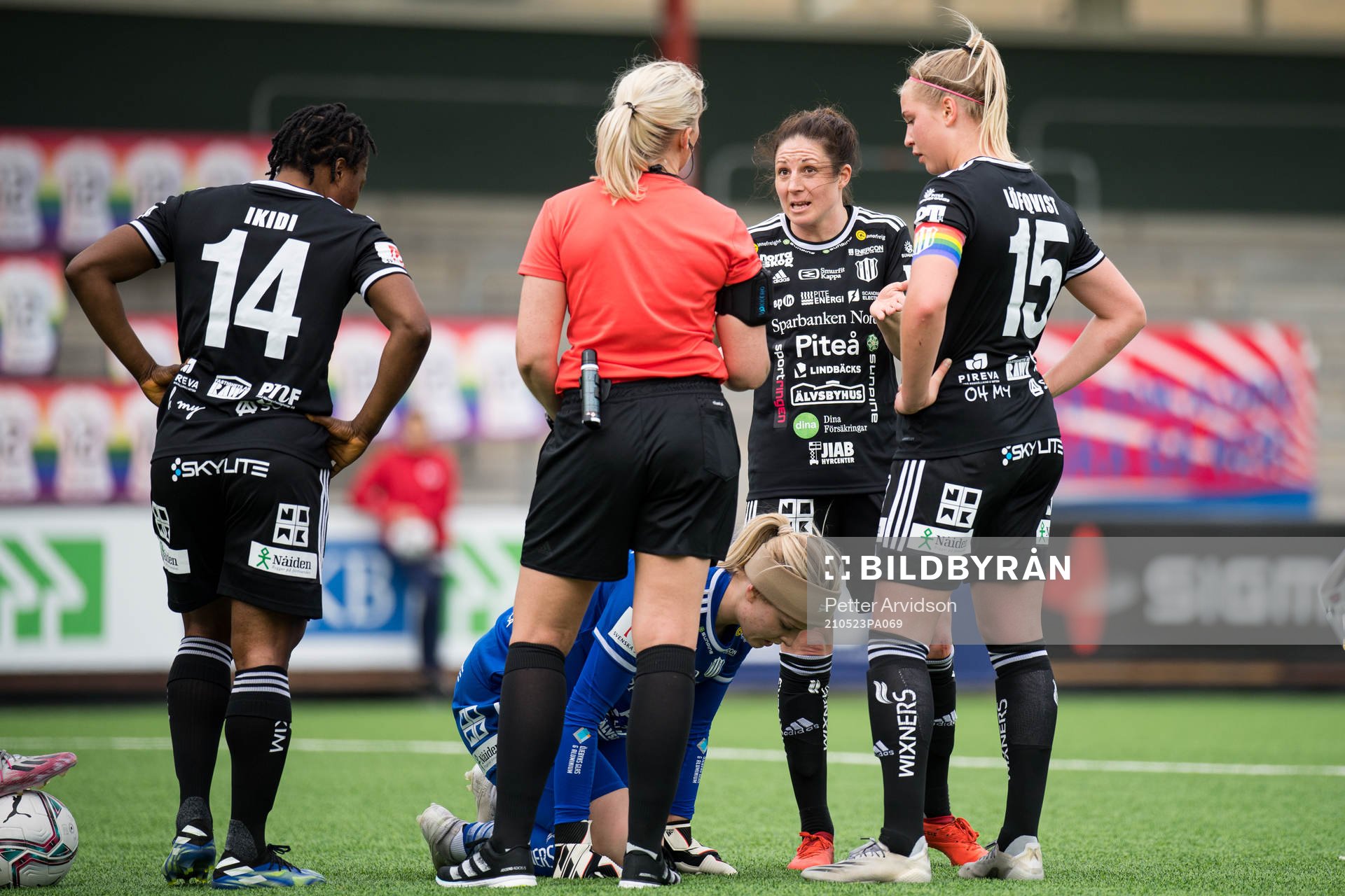 Piteås Josefin Johansson i samtal med domare Sandra Österberg under fotbollsmatchen i Damallsvenskan mellan FC Rosengård och Piteå den 23 maj 2021 i Malmö.