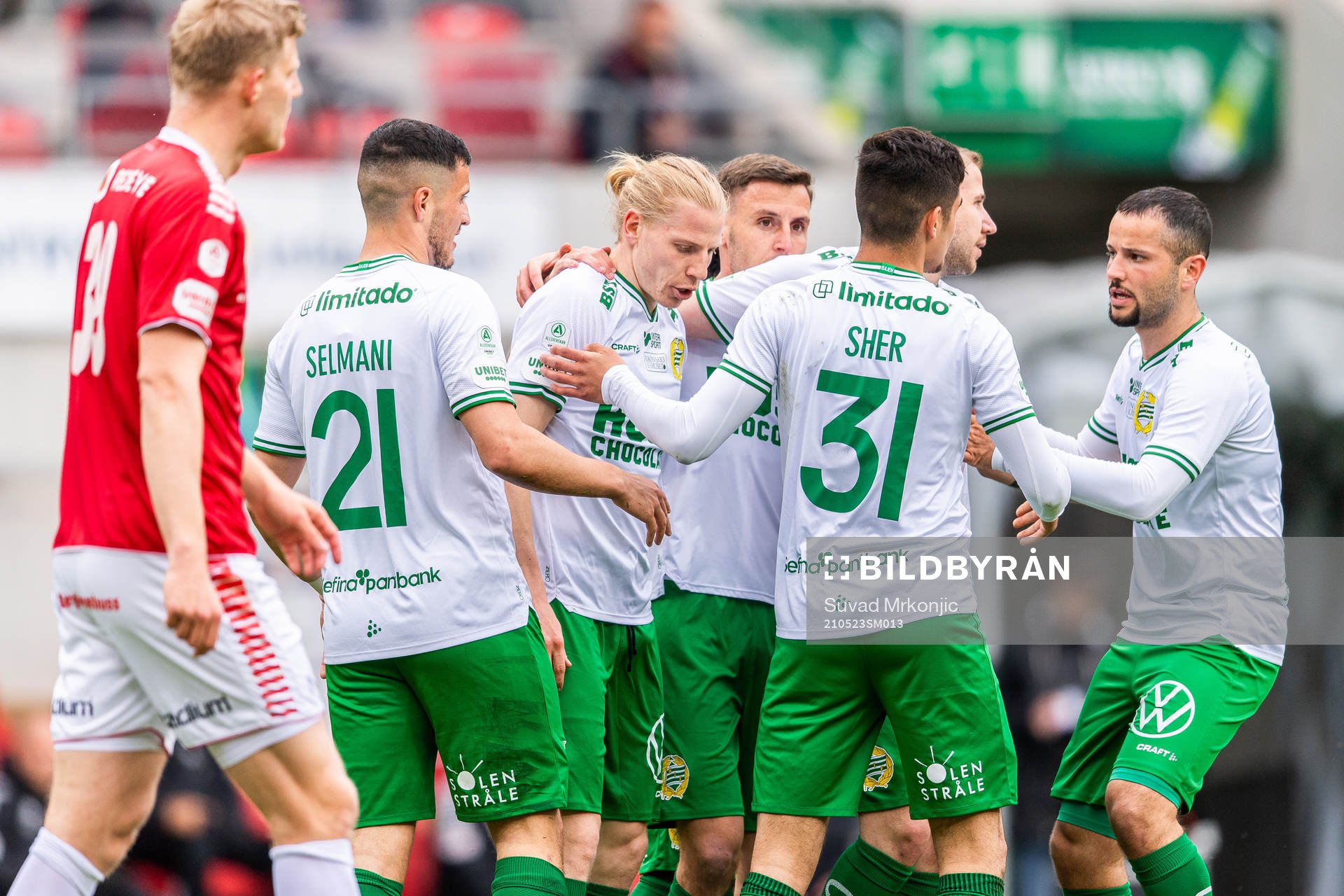 Hammarbys Gustav Ludwigson jublar med lagkamrater