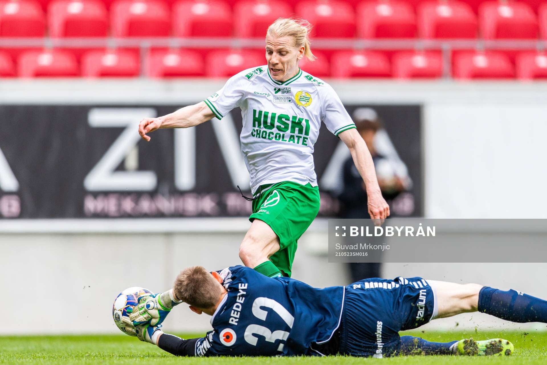 Hammarbys Gustav Ludwigson och Kalmars målvakt Lucas Hägg