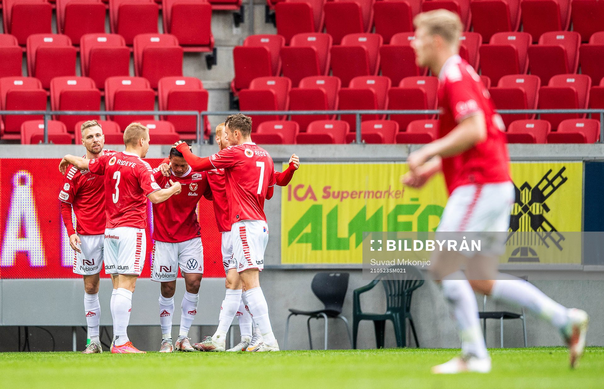 Kalmars Romario Pereira Sipiao jublar med lagkamrater