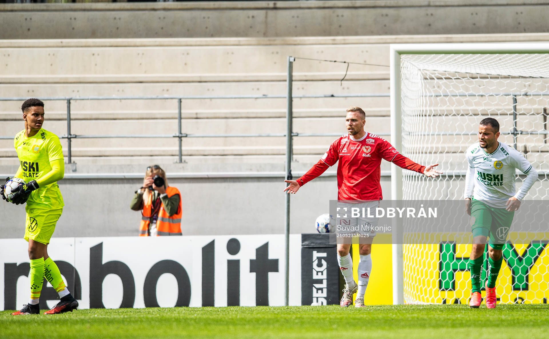 Kalmars Jonathan Ring och Hammarbys målvakt Oliver Dovin