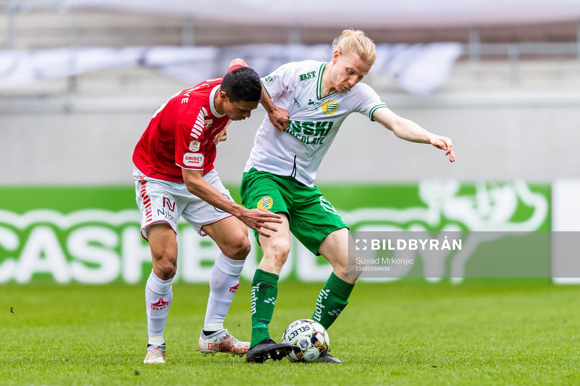 Kalmars Romario Pereira Sipiao och Hammarbys Gustav Ludwigson i kamp om bollen under fotbollsmatchen i Allsvenskan mellan Kalmar och Hammarby den 23 maj 2021 i Kalmar. 