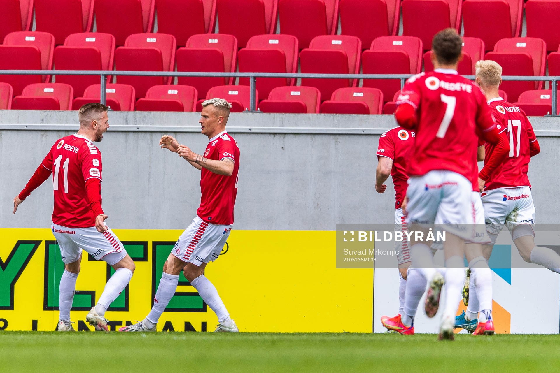 Kalmars Jonathan Ring jublar med målskytten till 2-1 Rasmus Sjöstedt under fotbollsmatchen i Allsvenskan mellan Kalmar och Hammarby den 23 maj 2021 i Kalmar.