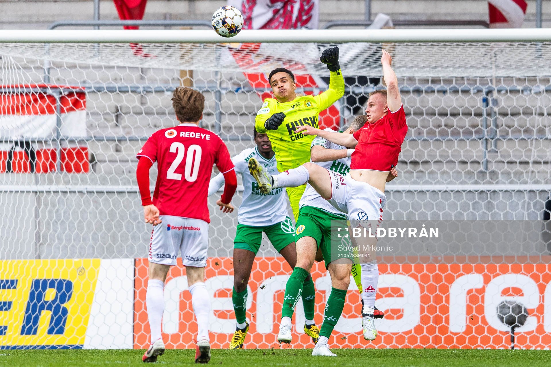 Kalmars Isak Jansson och Hammarbys målvakt Oliver Dovin
