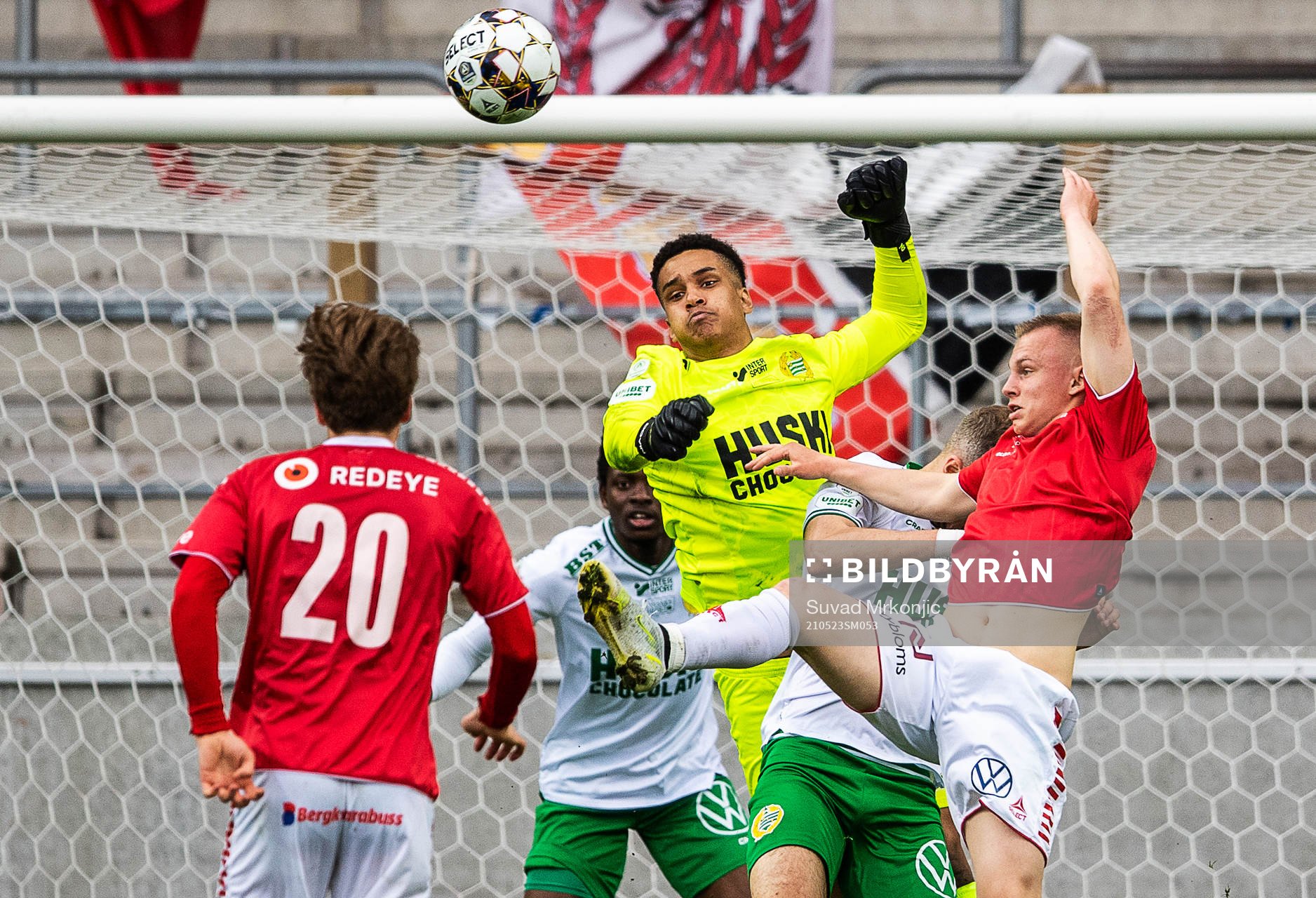 Kalmars Isak Jansson och Hammarbys målvakt Oliver Dovin
