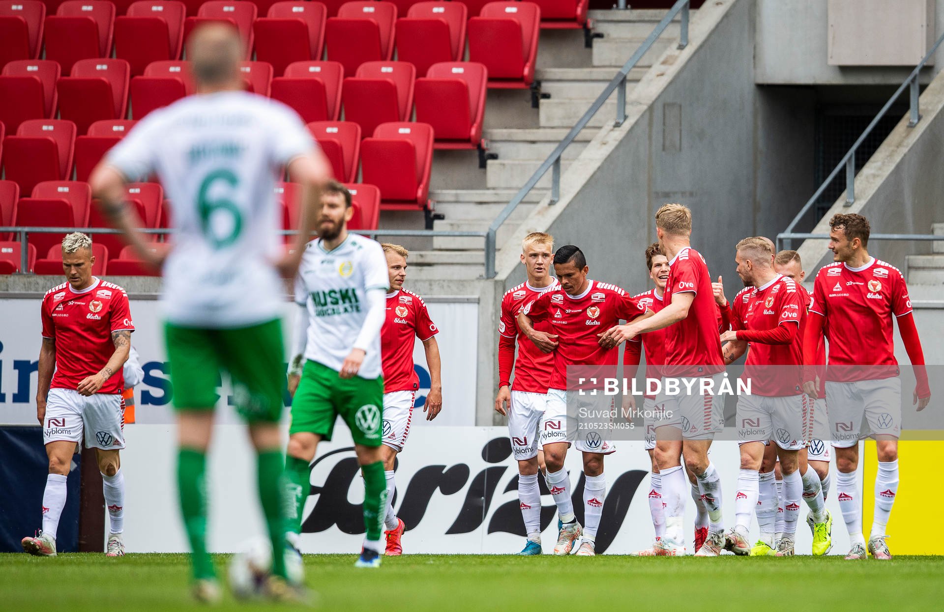 Kalmars Rasmus Sjöstedt jublar med lagkamrater efter 2-1 under fotbollsmatchen i Allsvenskan mellan Kalmar och Hammarby den 23 maj 2021 i Kalmar.