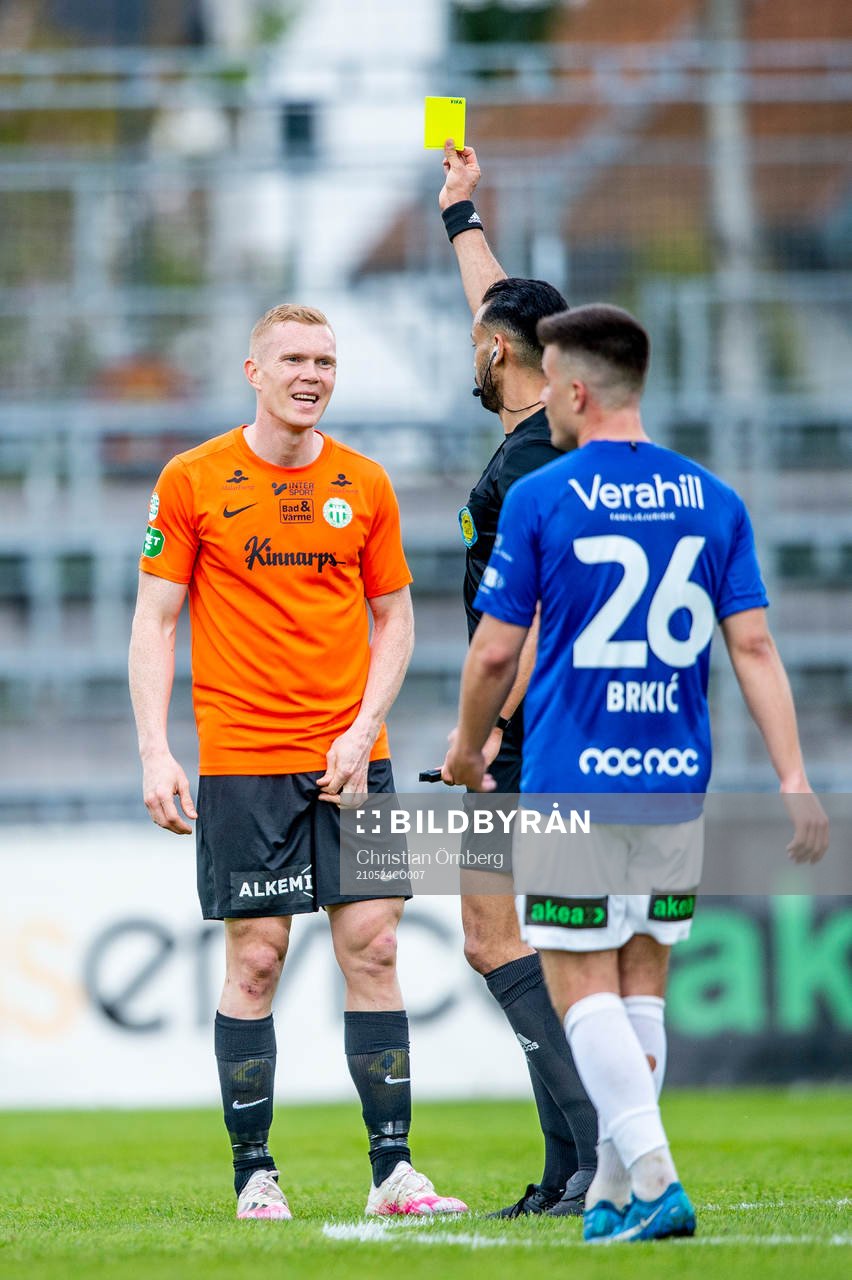 Västerås David Engström får gult kort av domare Farouk