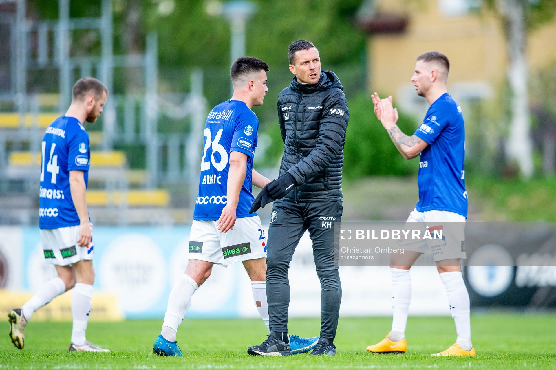 Trelleborgs tränare Kristian Haynes deppar med spelarna