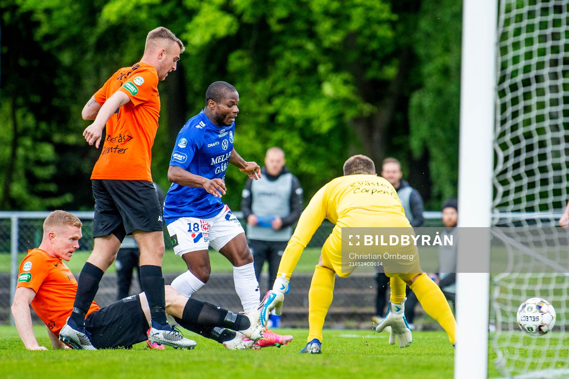 Trelleborgs Henry Offia mot Västerås David Engström, Jesper Merbom Adolfsson och målvakt Anton Fagerström under fotbollsmatchen i Superettan mellan Trelleborg och Västerås SK den 24 maj 2021 i Trelleborg.