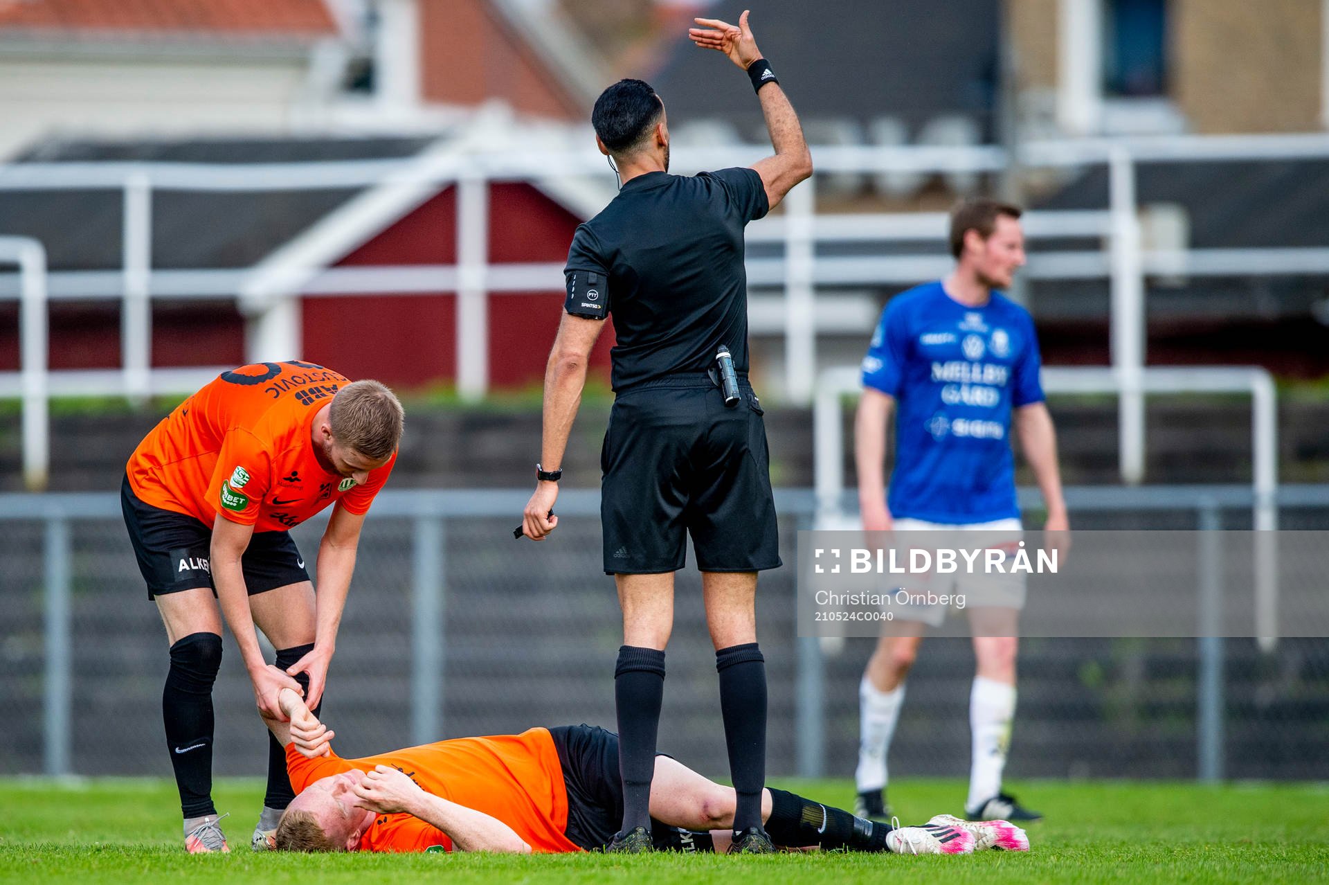Västerås David Engström skadas och bärs ut på bår