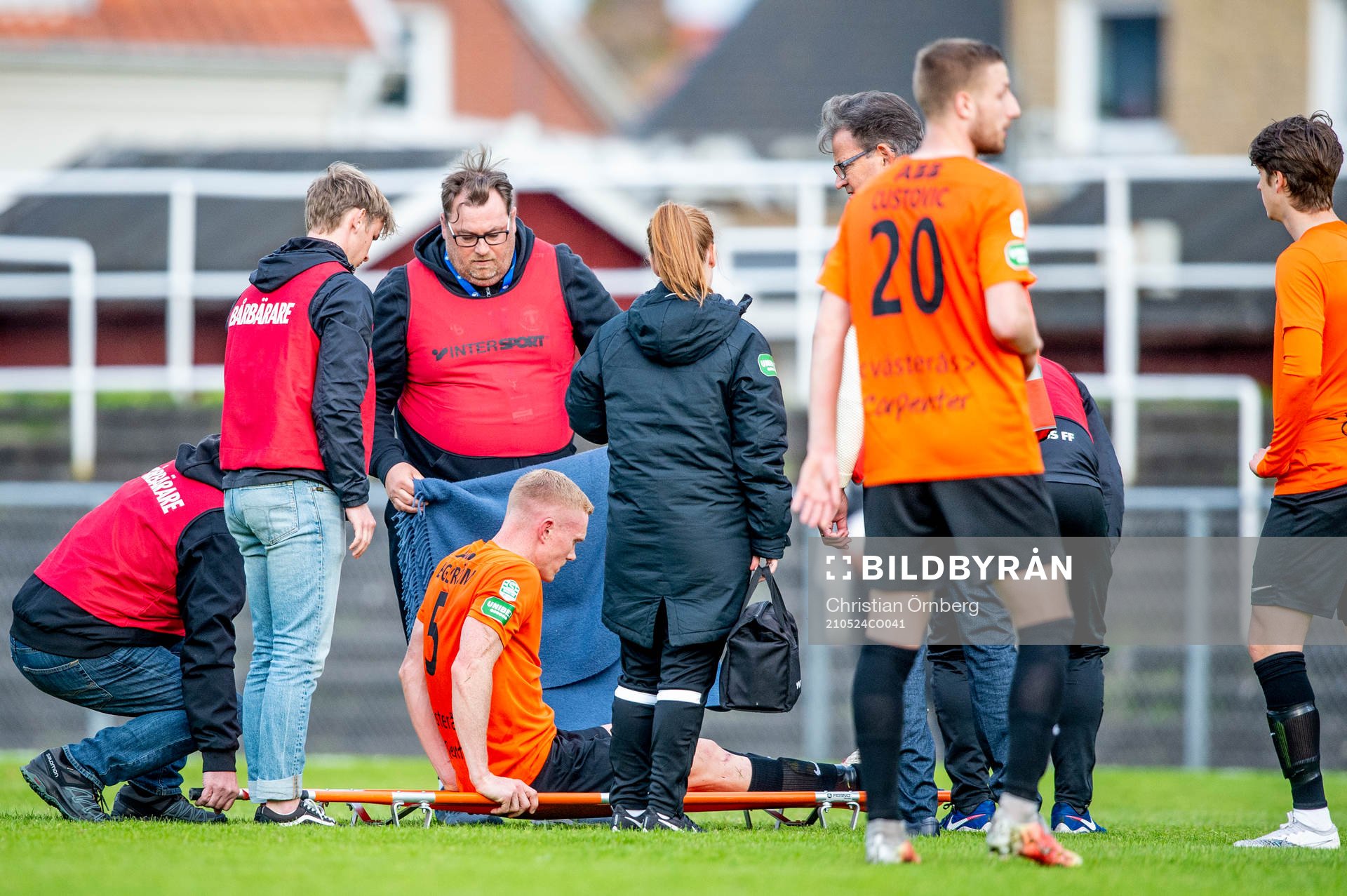 Västerås David Engström skadas och bärs ut på bår