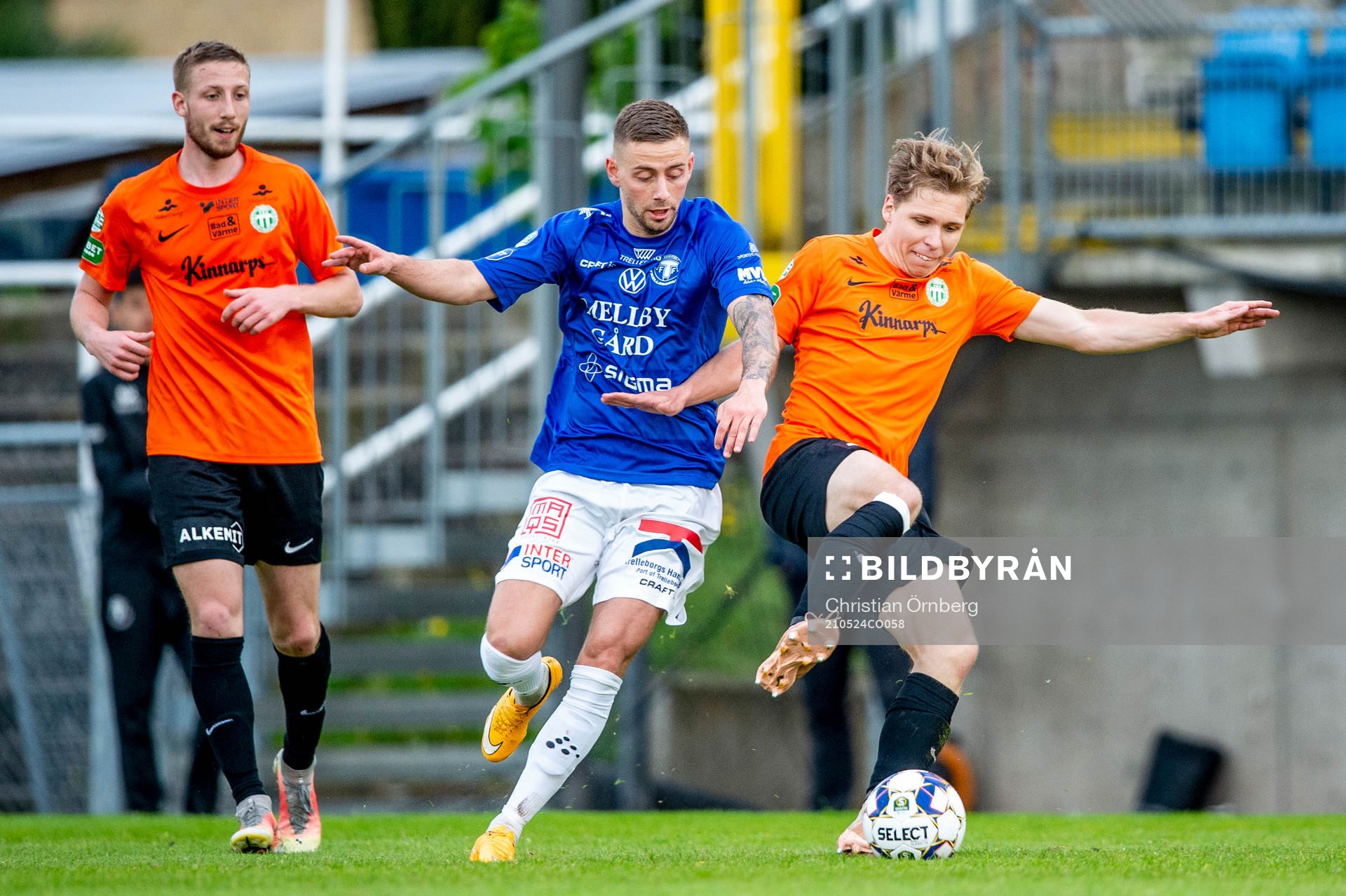 Trelleborgs Petar Petrovic mot Västerås Samuel Sörman under fotbollsmatchen i Superettan mellan Trelleborg och Västerås SK den 24 maj 2021 i Trelleborg.