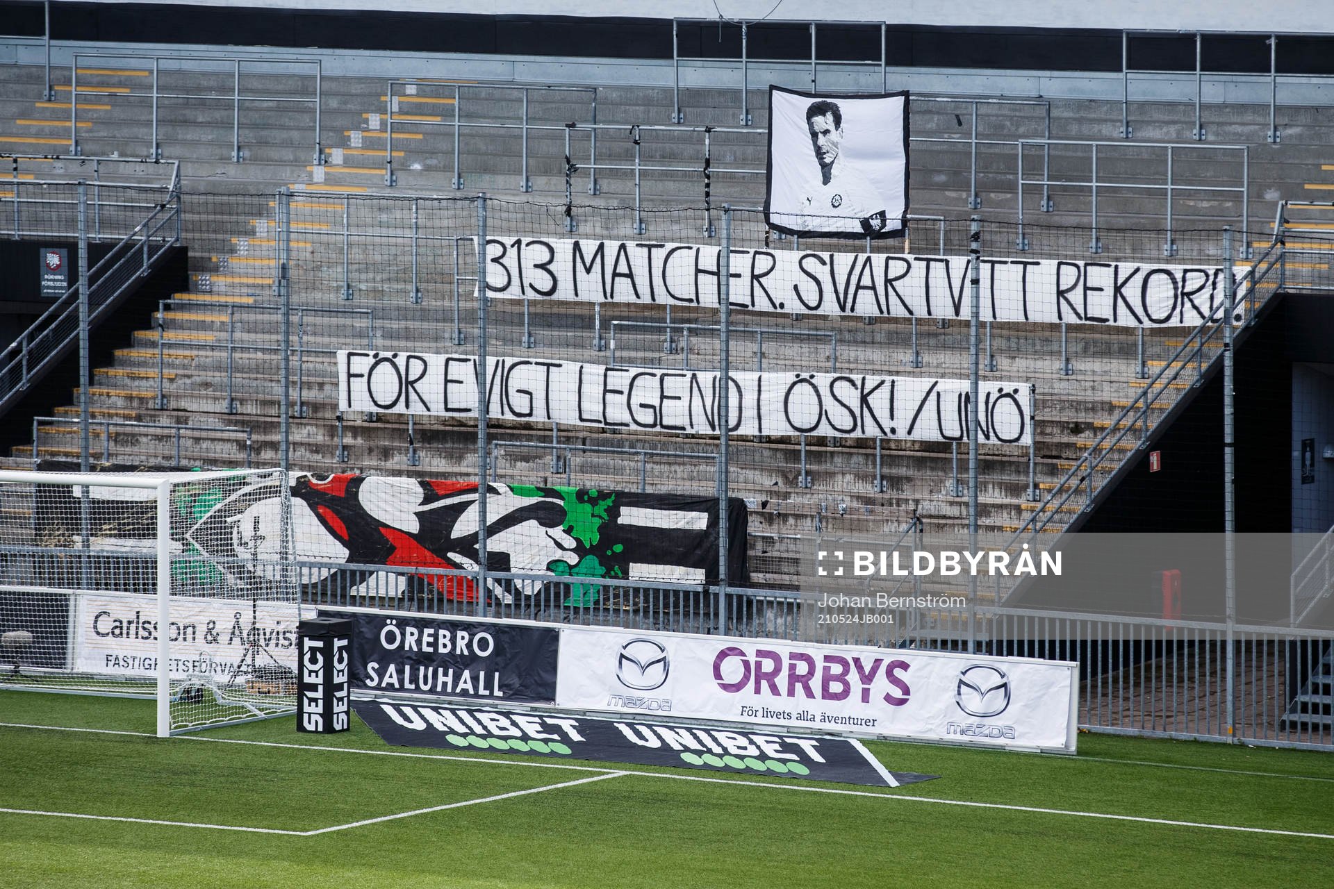 Örebros Nordin Gerzic hyllas med banderoller på läktaren